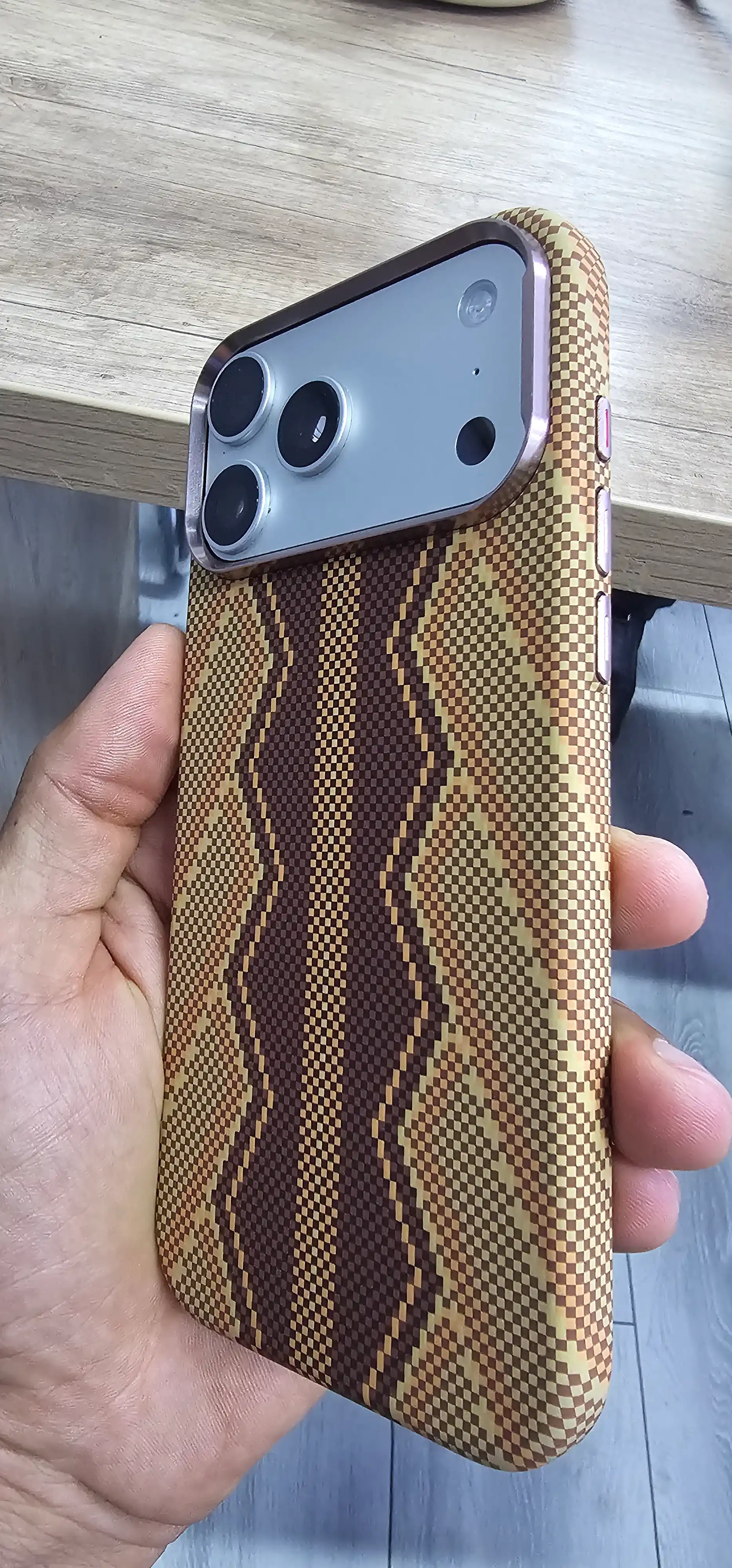 IPhone 17 Pro Max uchun Luxo Carbon Magsafe magnitli g'ilofi
