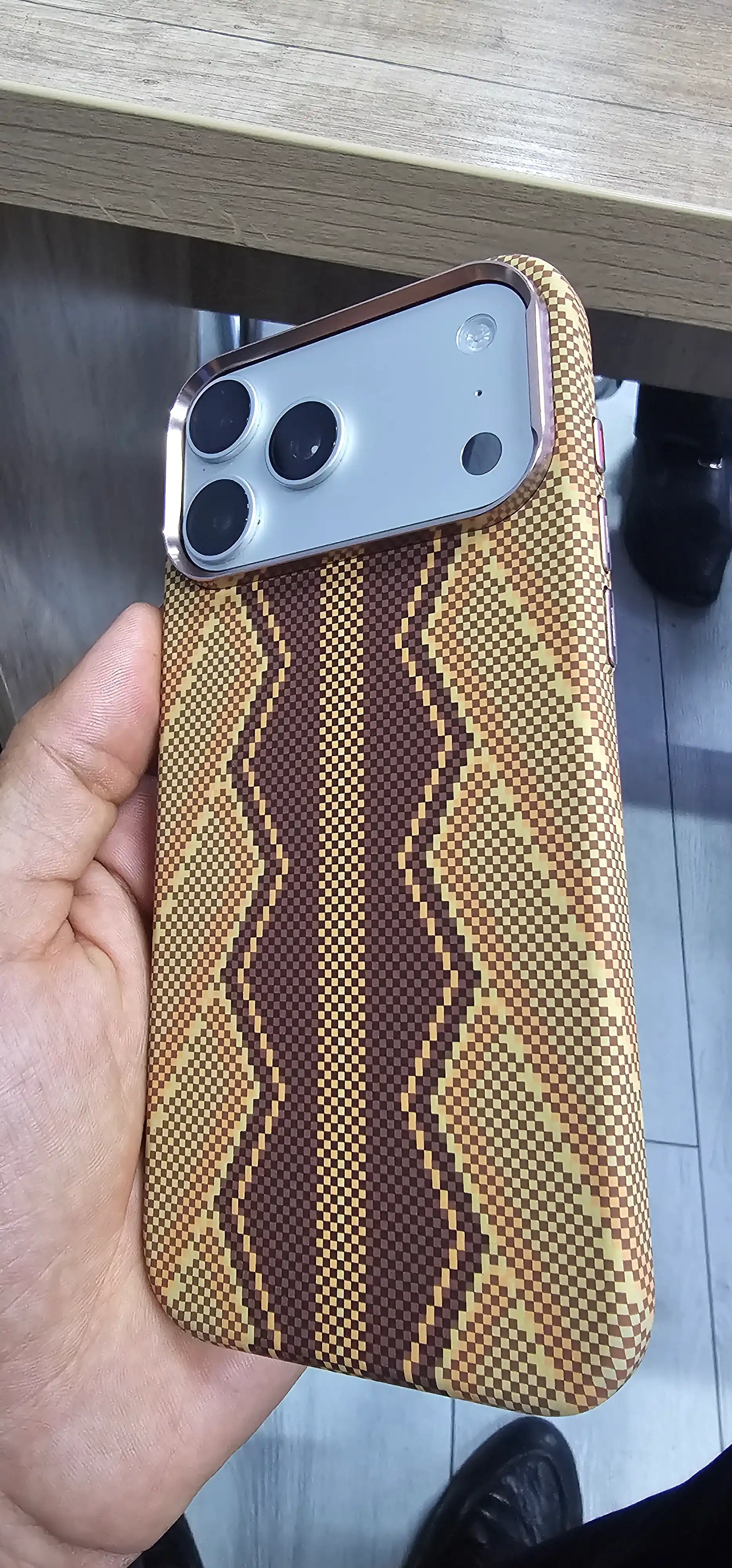 IPhone 17 Pro Max uchun Luxo Carbon Magsafe magnitli g'ilofi
