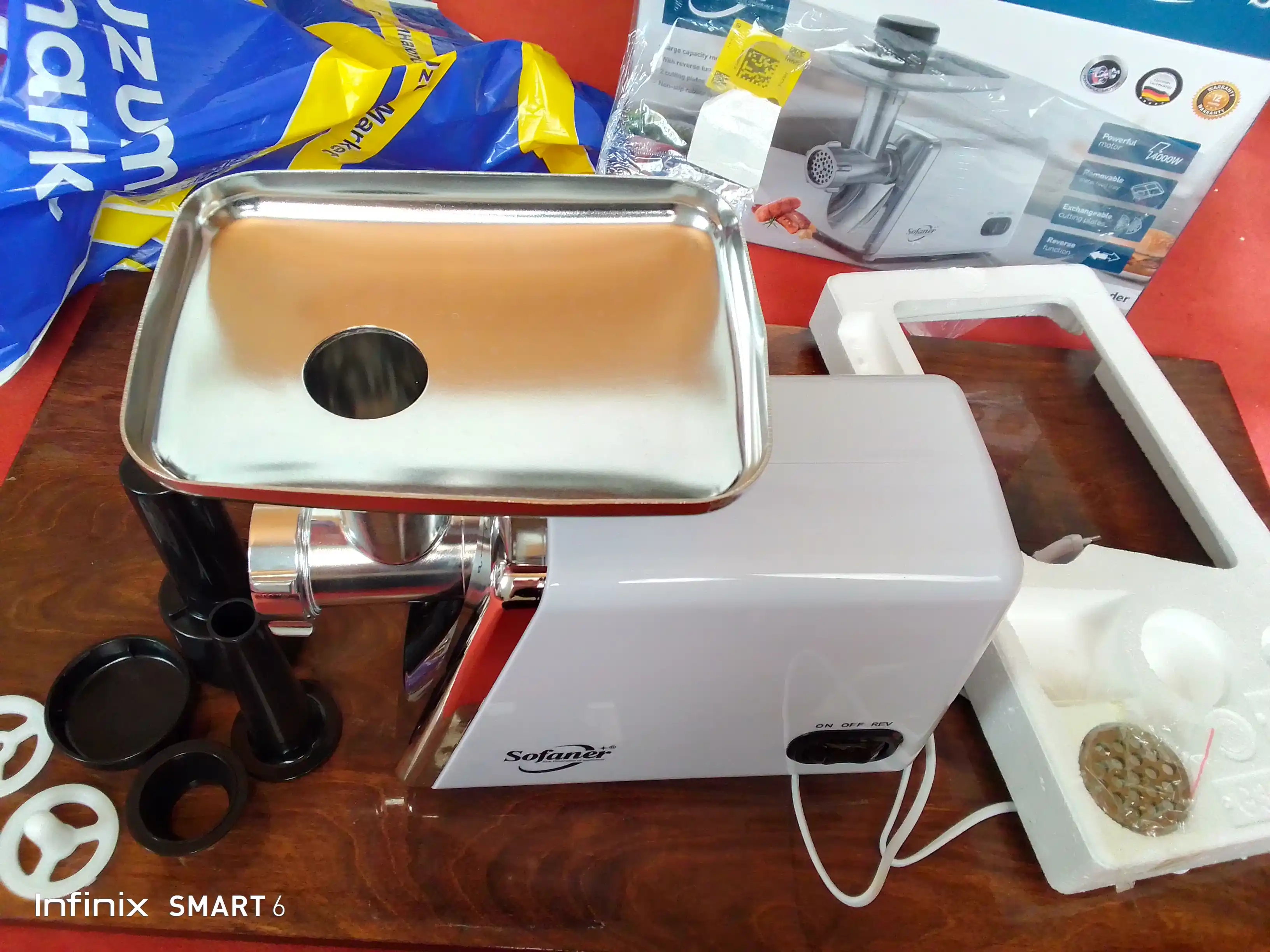 Elektr gosht maydalagich Sofaner SF-312 4000 Vt, quvvatli kolbasa va qiyma nasadkalari bilan