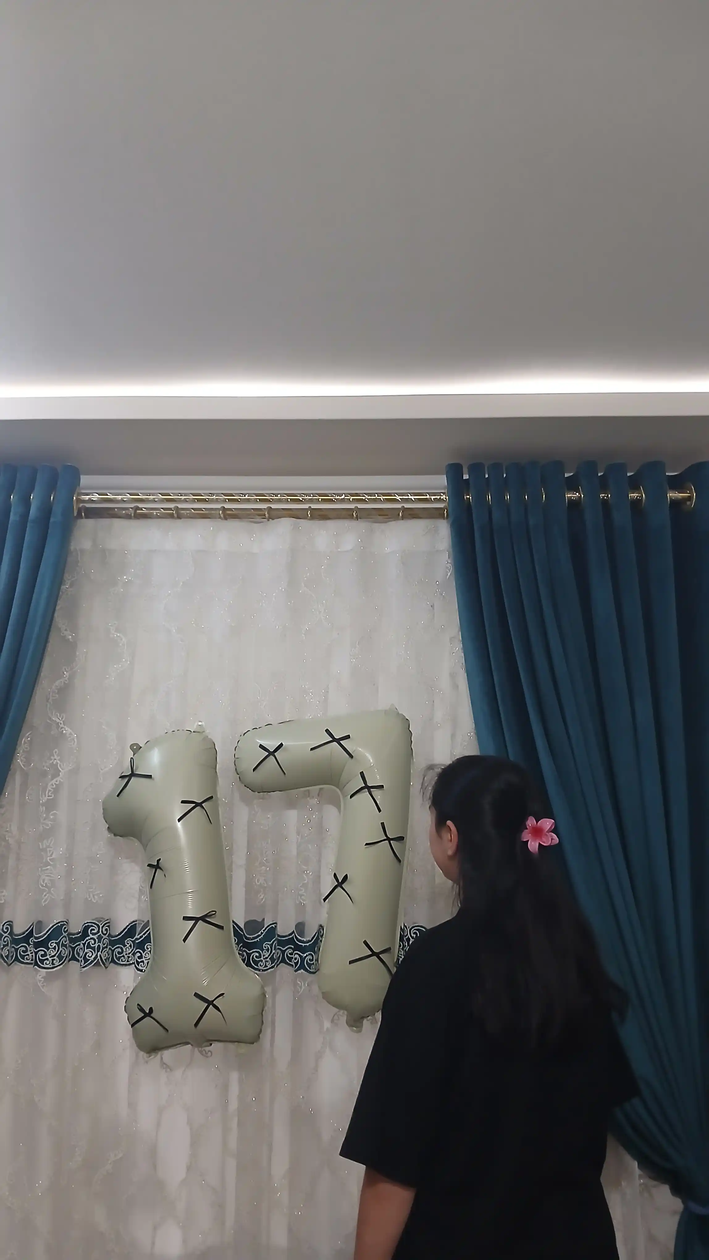 Katta shar raqam,32D, 81 sm,krem rangda,raqamli sharlar,qora bantiklar bilan,bayram uchun