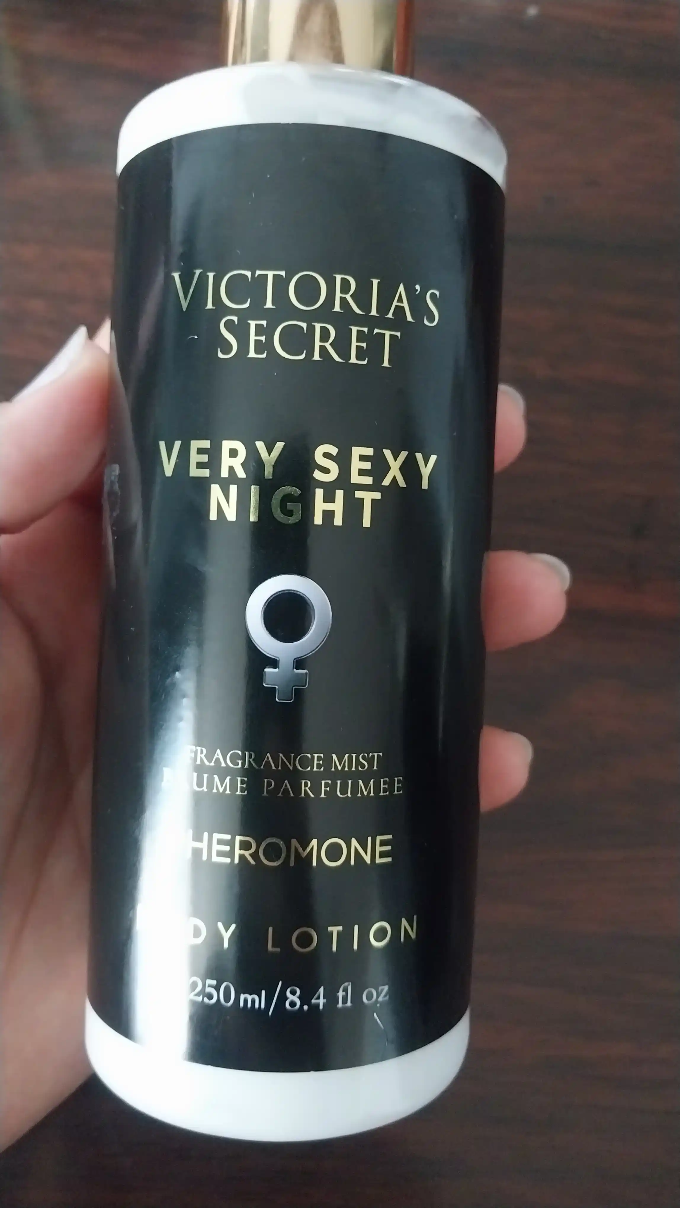 Victoria's Secret "Very Sexy Night" parfyumlangan va feromonli tana losyoni, 250 ml