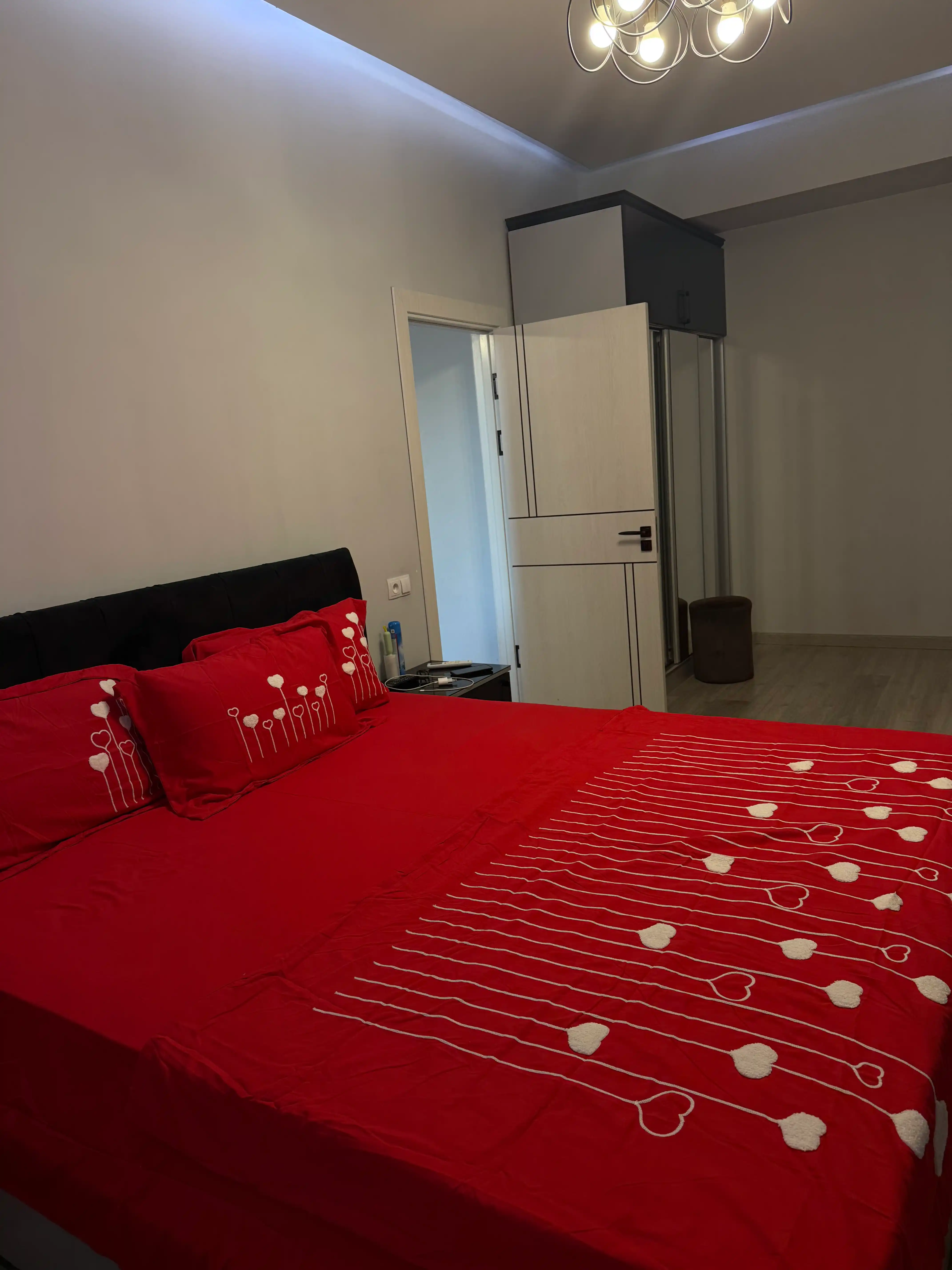 Satindan, paxtadan, kashta tikilgan ikki kishilik choyshablar to‘plami
