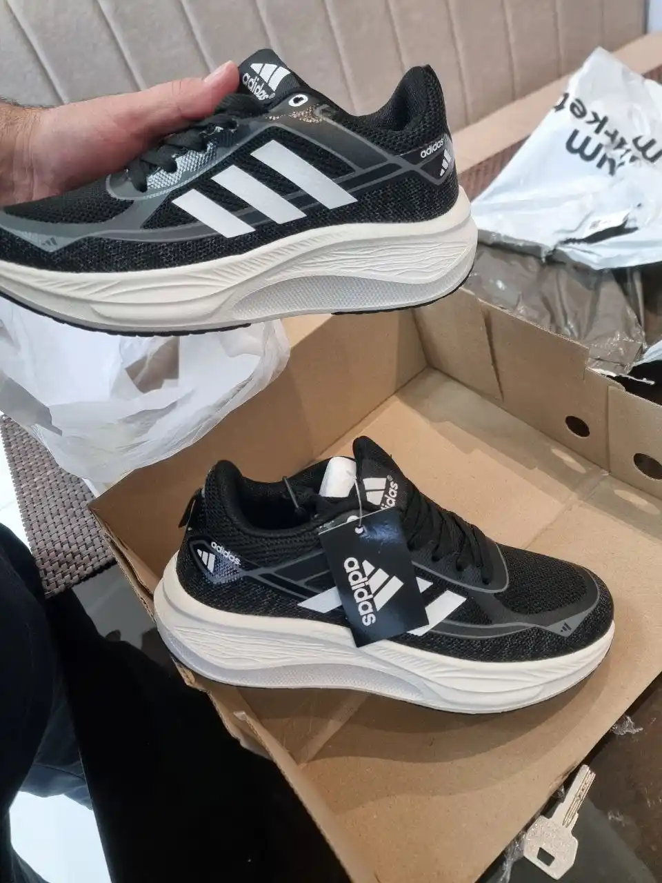 Bir o‘lcham kattaroq tanlang. Erkaklar uchun Adidas krossovkalari, yengil va qulay oyoq kiyim, 40–44 o‘lchamlar
