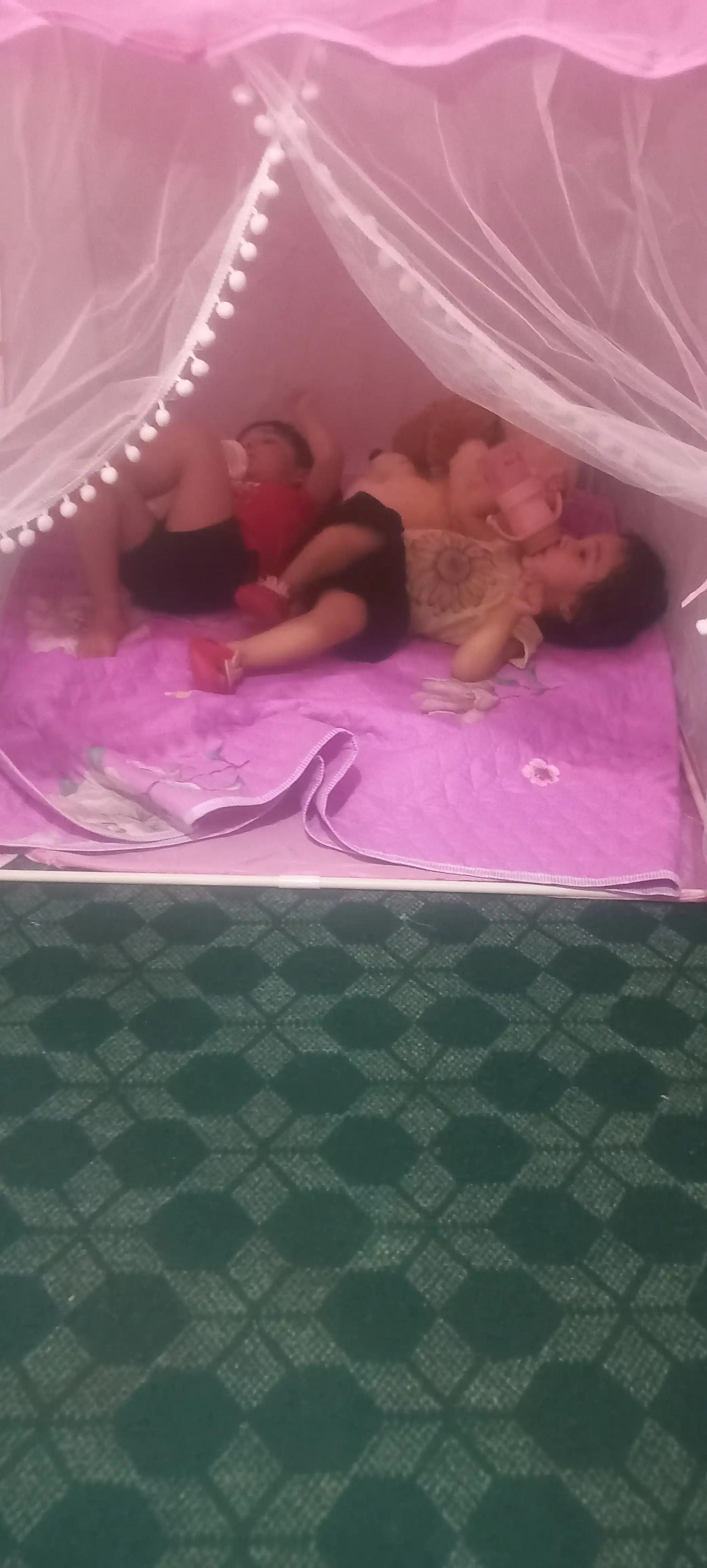 Bolalar o‘yin chodiri, deraza va darpardali uy