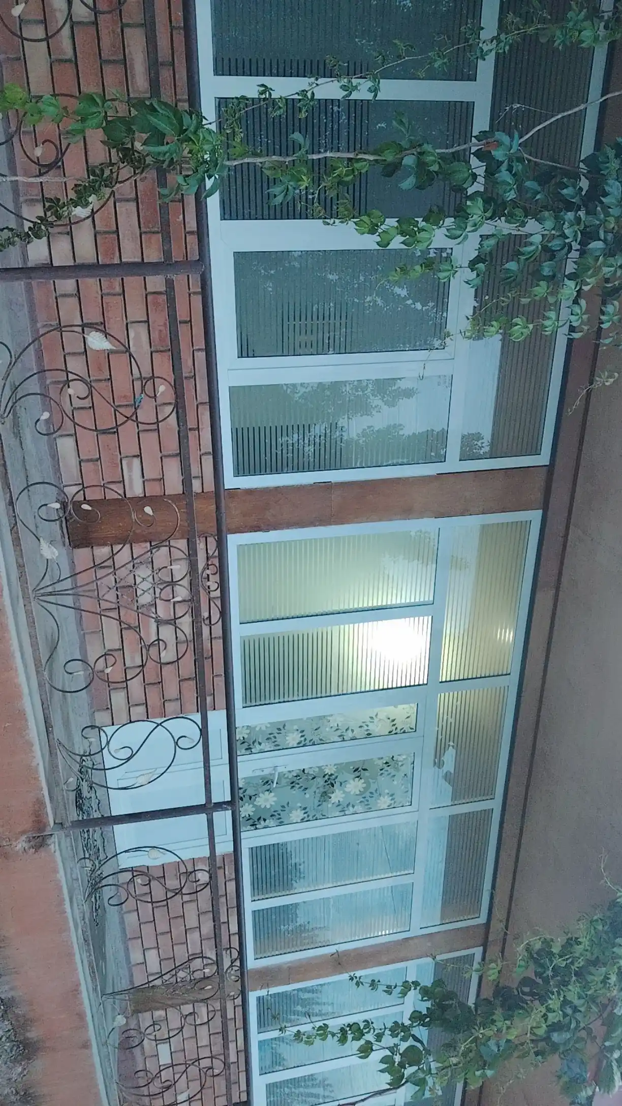 Maxfiylik va yumshoq yorug‘lik uchun derazalar uchun dekorativ quyoshdan himoyalovchi xira plyonka
