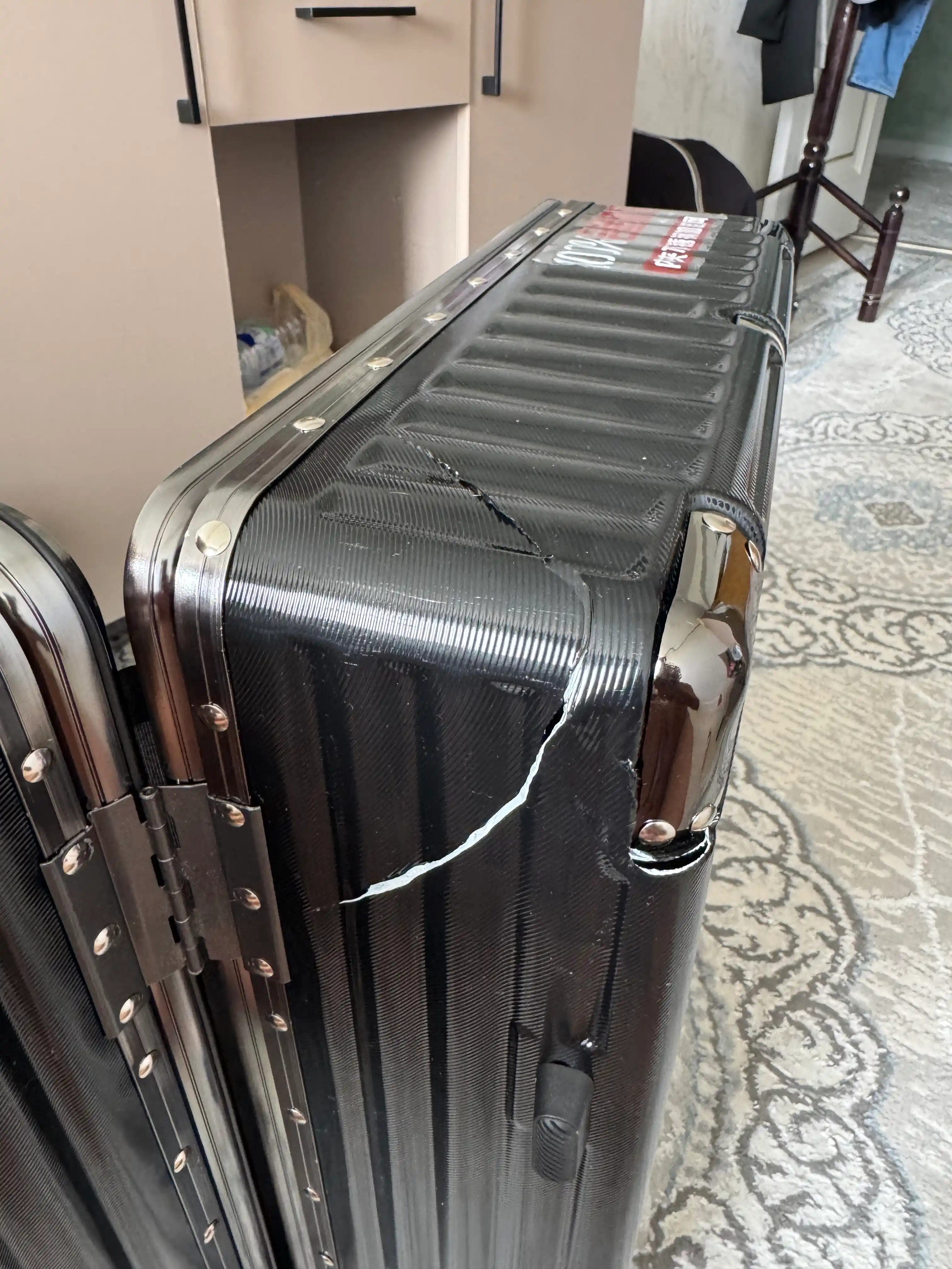 Чемоданы, прочный корпус из поликарбоната, кодовый замок TSA