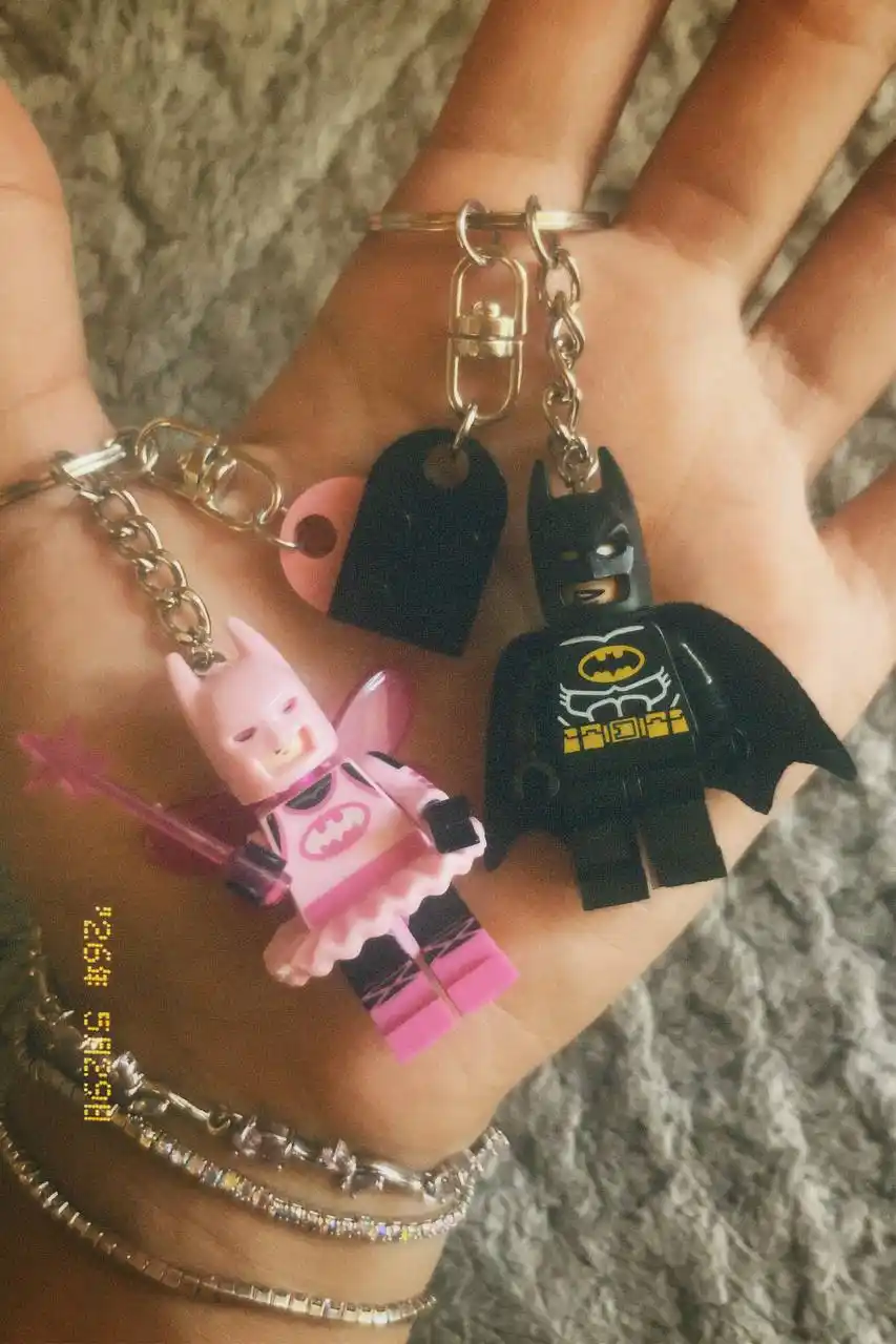Набор брелоков LEGO Batman: Классический Бэтмен и Розовая Фея-Бэтгёрл