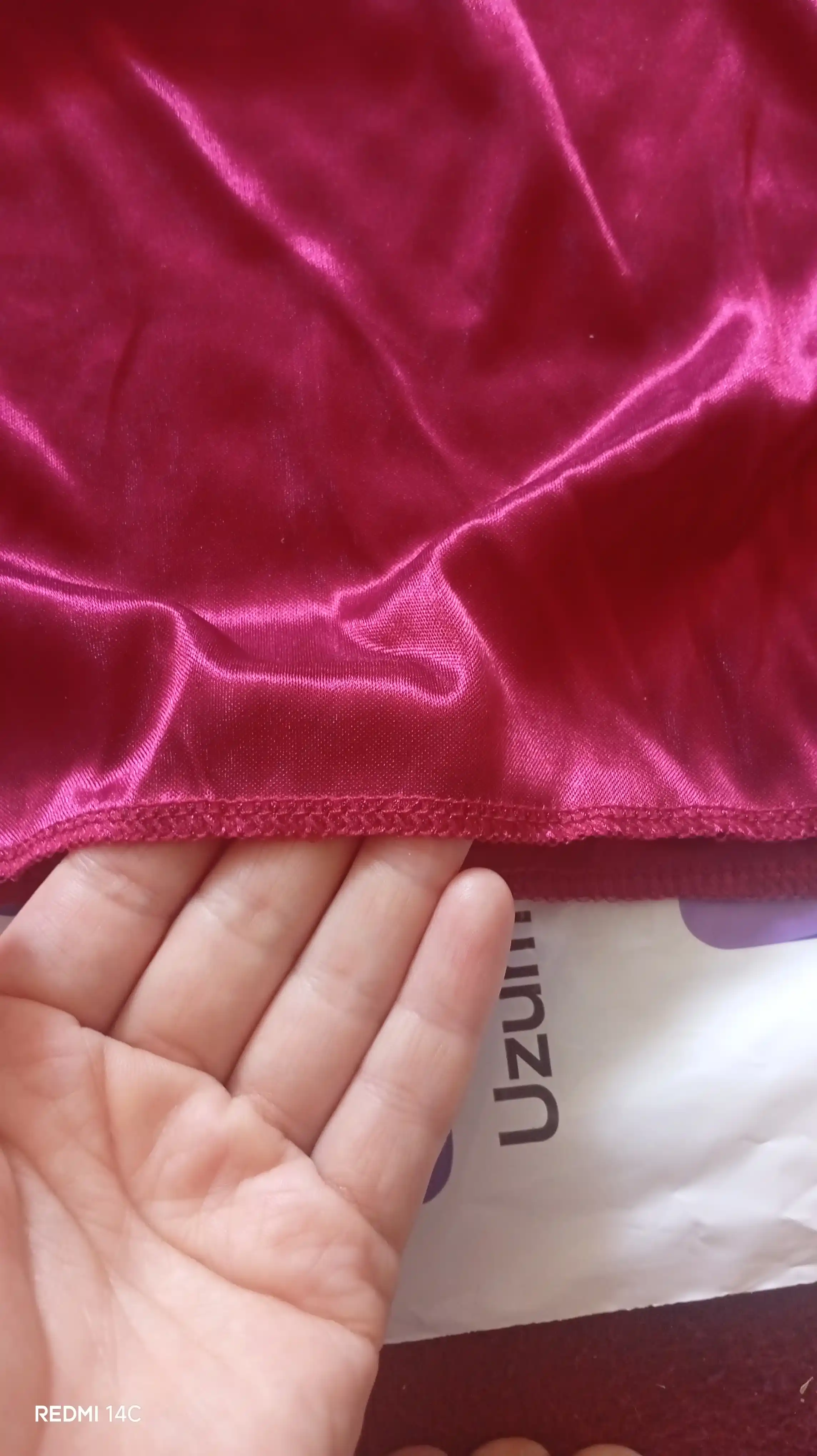 Ayollar uchun ipak uslubidagi, gipürli pijama to‘plami — top va shortik