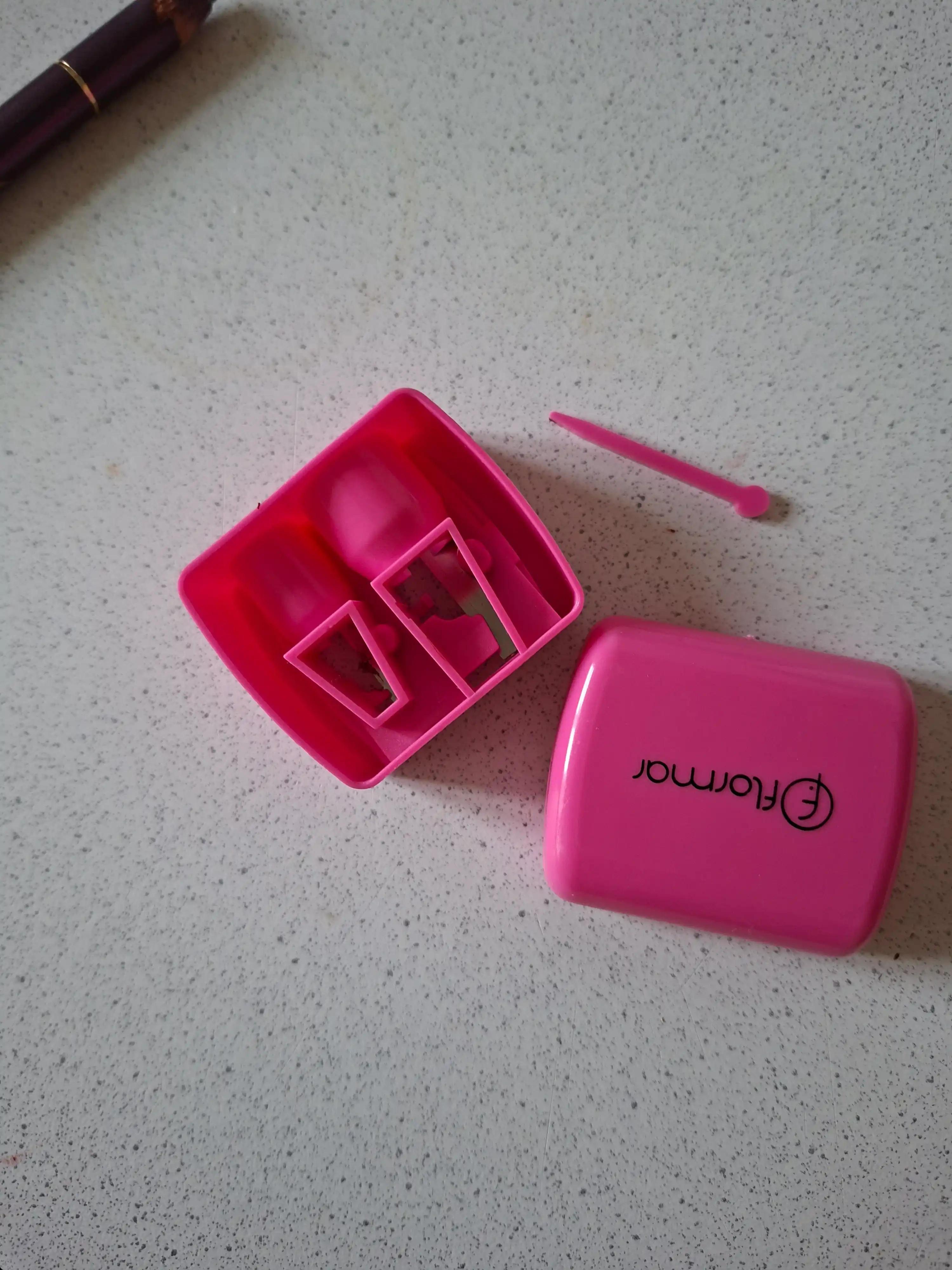 Kosmetik qalamlar uchun qo‘sh o'tkirlagich