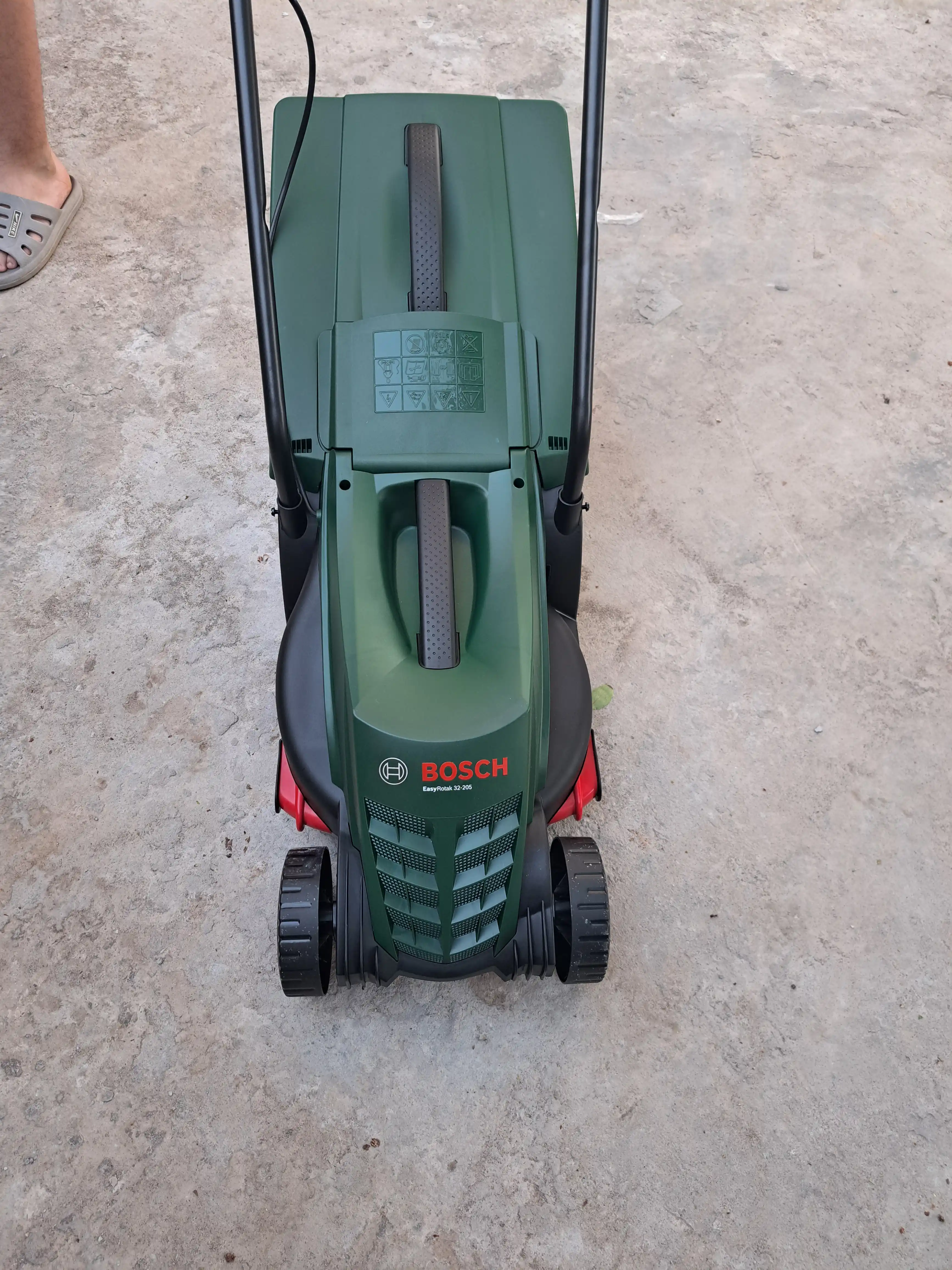 Bosch Rotak 32 harakatlanmaydigan elektr maysazor 0600885B00