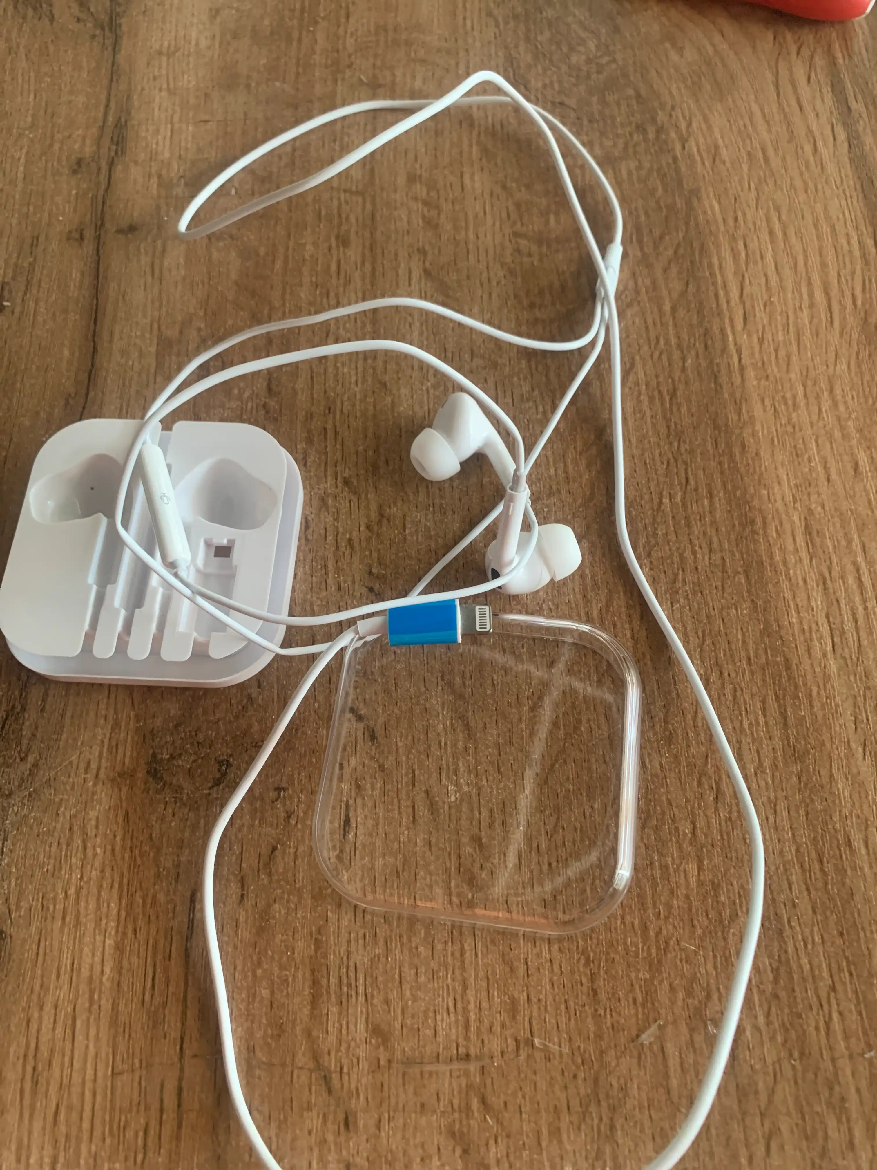 Simli quloqchinlar,  Type c kabeli va  Lightning kabeli, Bluetooth bilan