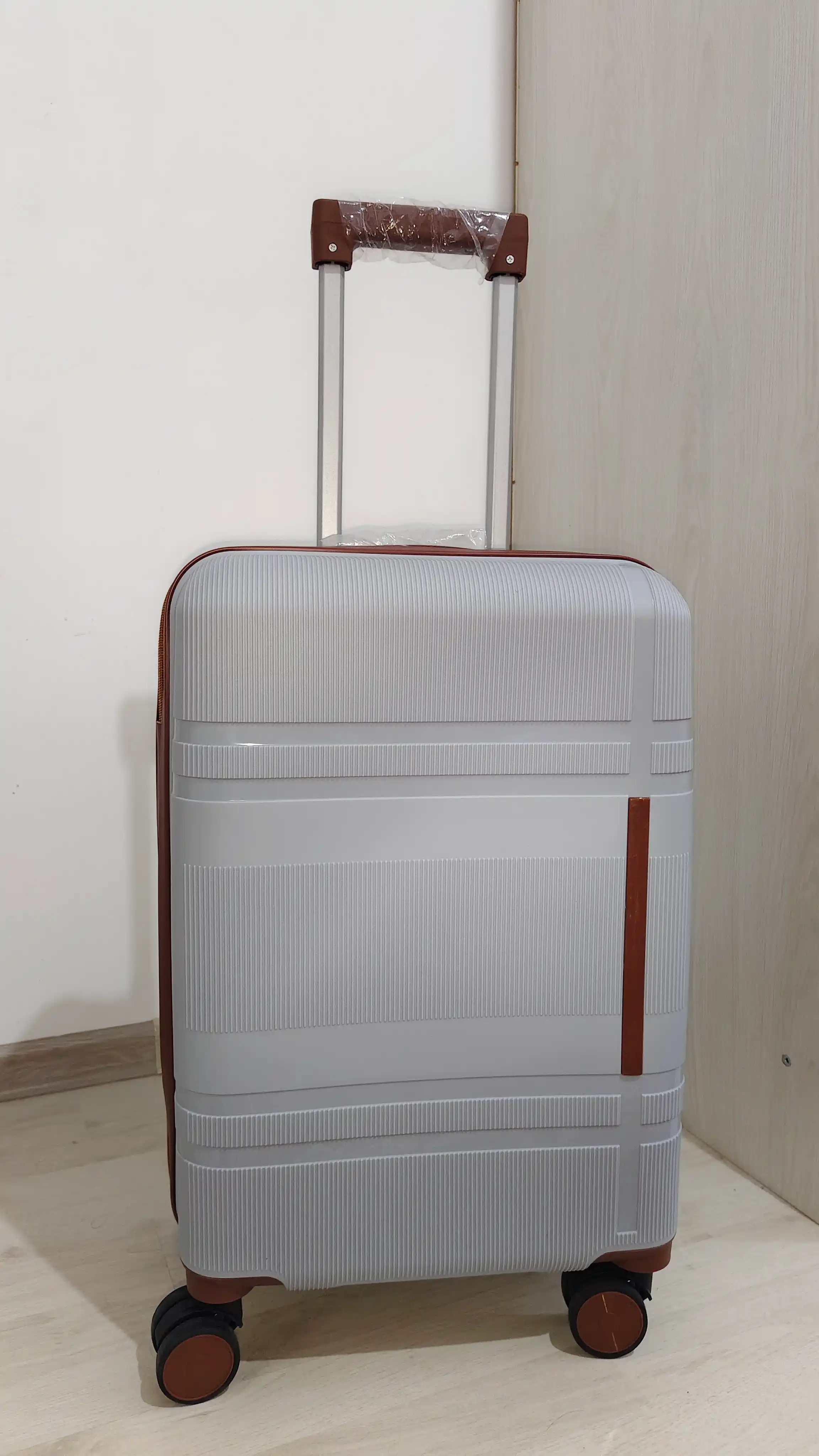 Sayohat chamadoni, 4 g'ildirakli, PP materialdan, kodli qulf bilan