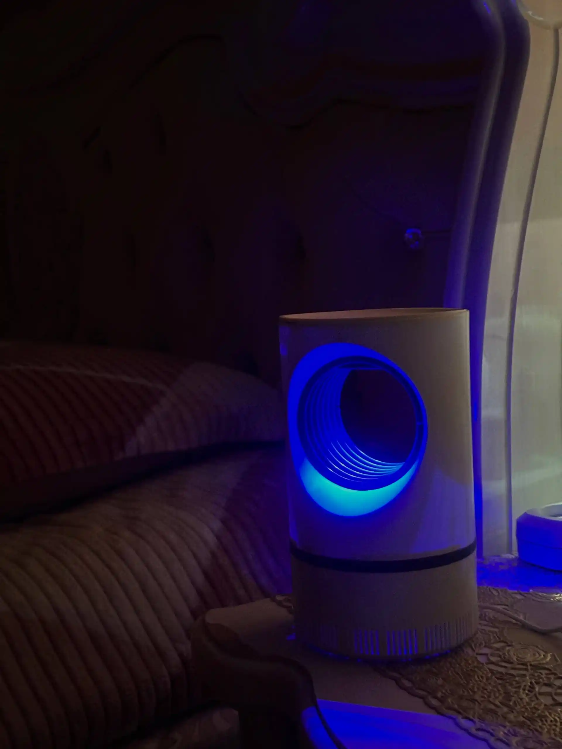 Elektr chivin tutgich LED yorug‘lik bilan, jim ishlaydi, kimyoviy moddalarsiz