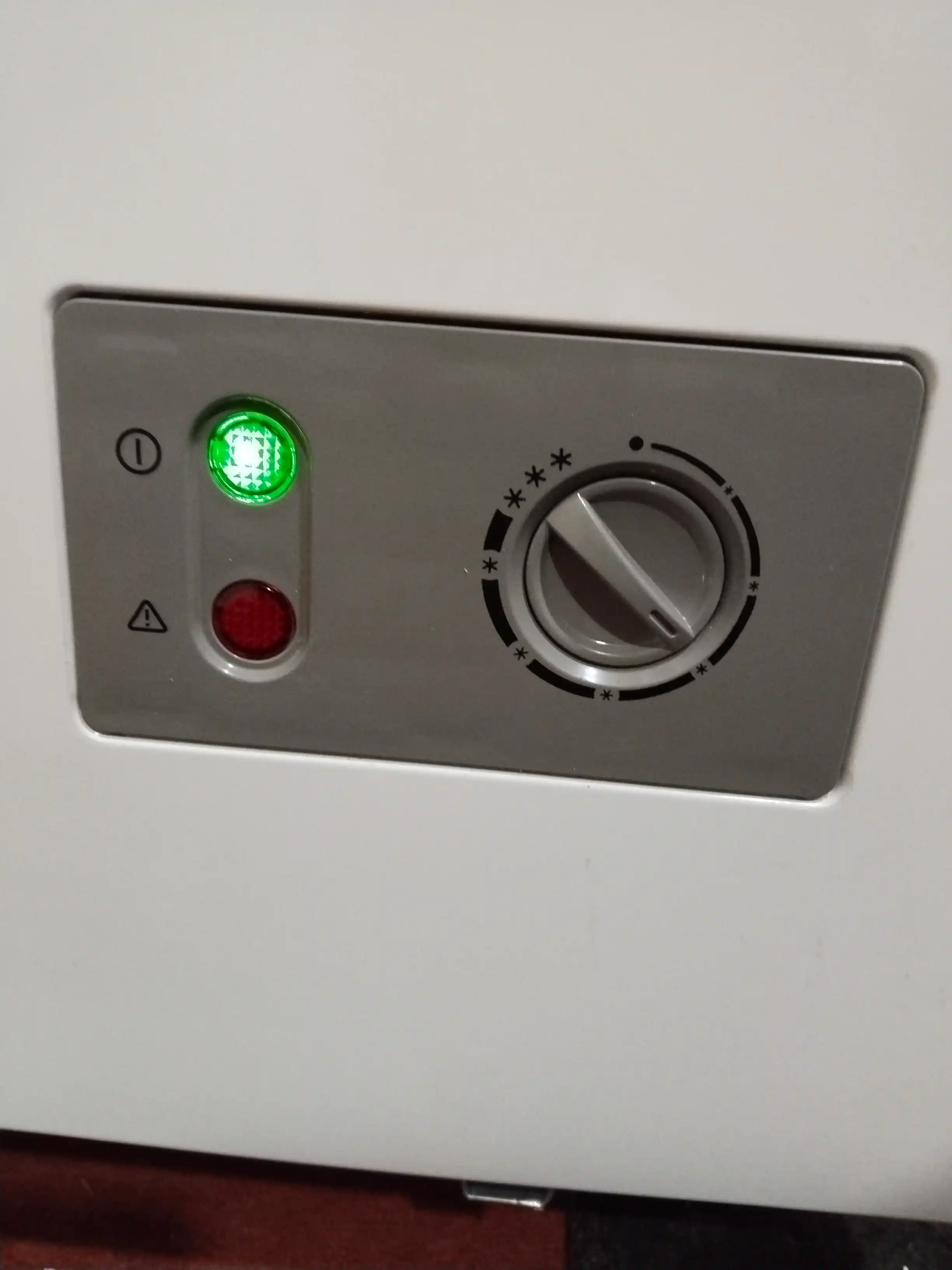 Biryusa 155KVS yopiq qopqoqli muzlatgich, hajmi 145 L, invertor kompressor