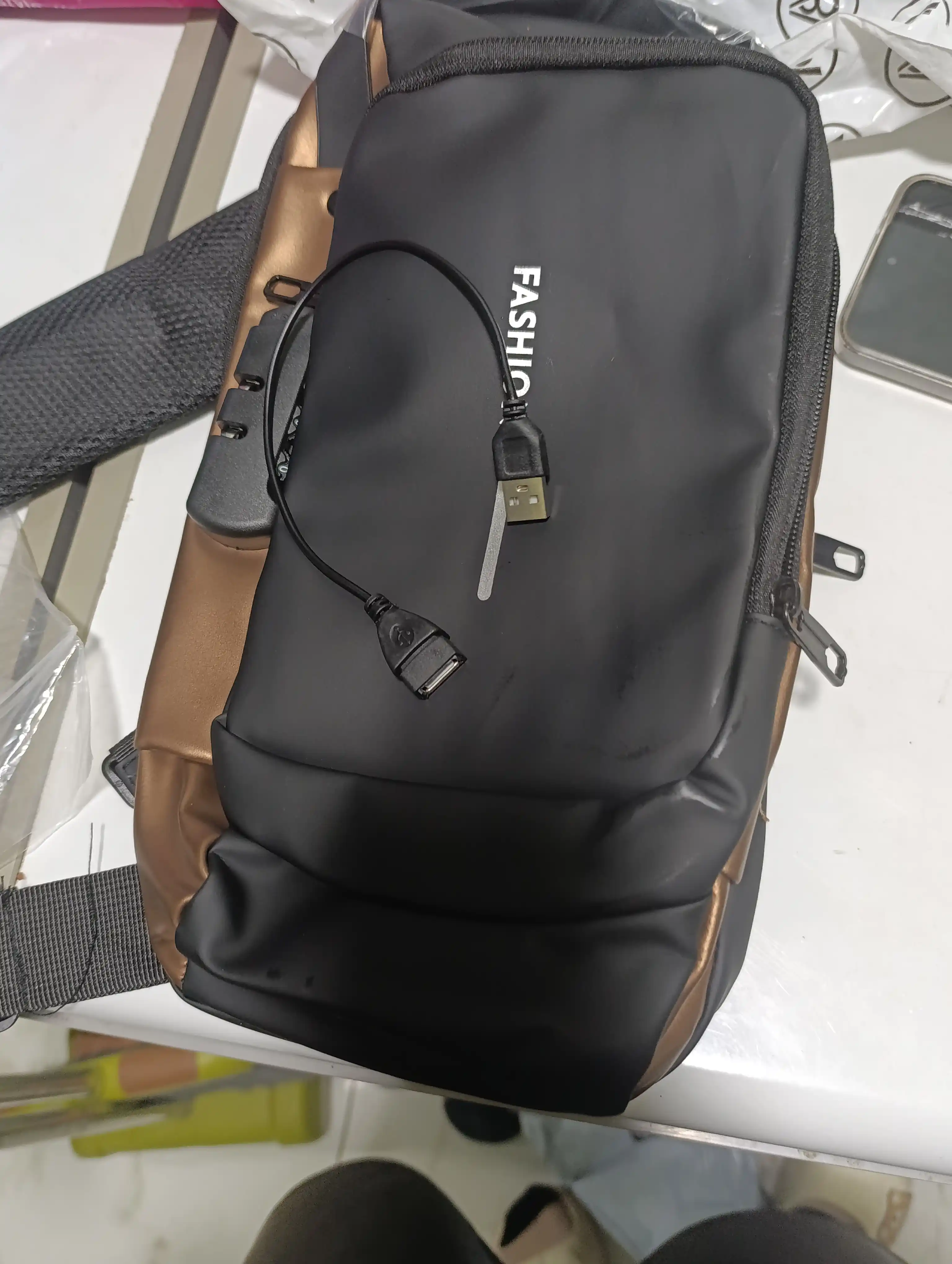Erkaklar sumkasi, barsetka, bananka, qulfli va USB zaryadlovchi bilan, elkama