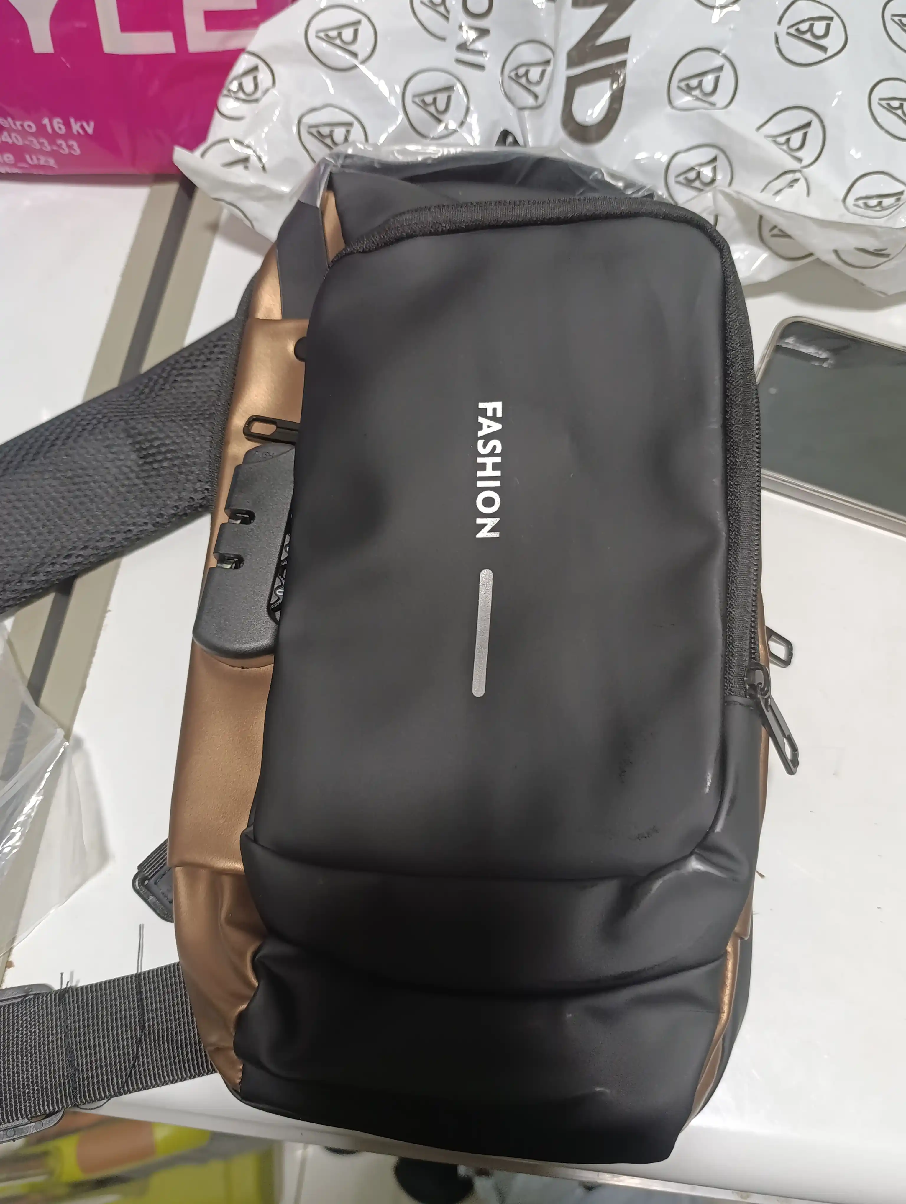 Erkaklar sumkasi, barsetka, bananka, qulfli va USB zaryadlovchi bilan, elkama