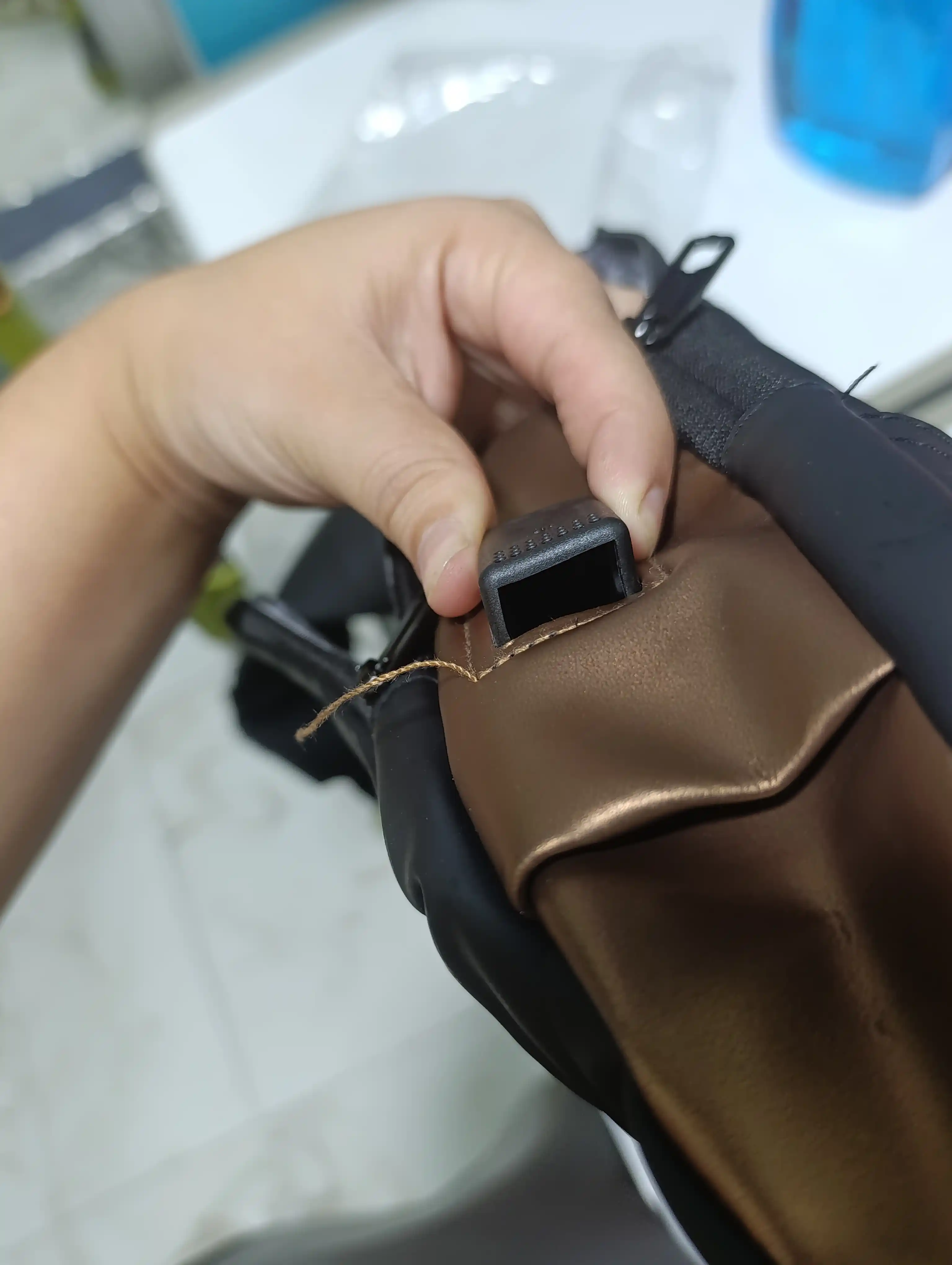 Erkaklar sumkasi, barsetka, bananka, qulfli va USB zaryadlovchi bilan, elkama
