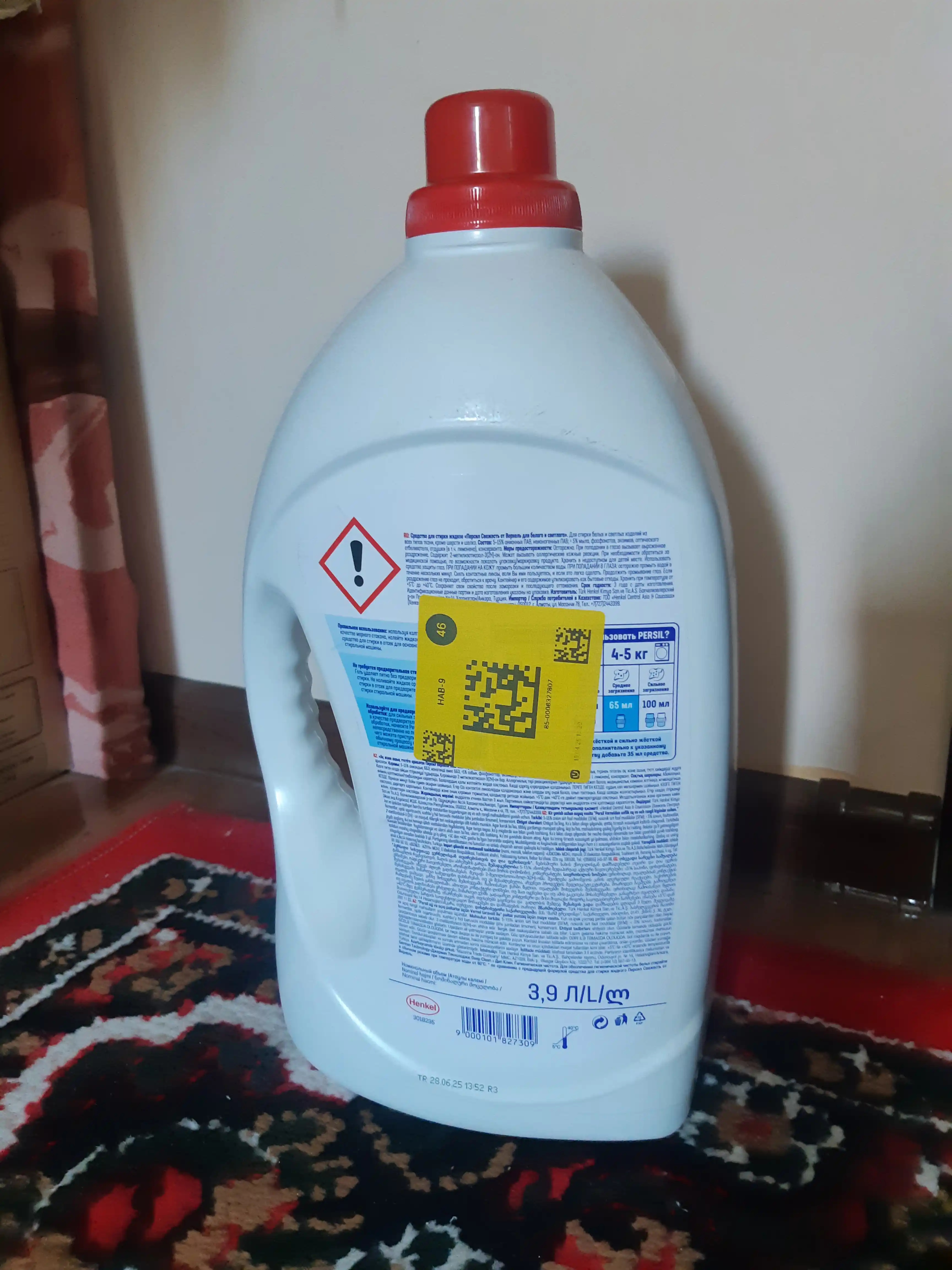 Vernel dan ishlab chiqarilgan oq va och rangli matolar uchun Persil Freshness kir yuvish geli, 3.9 l, 60 marta yuvish