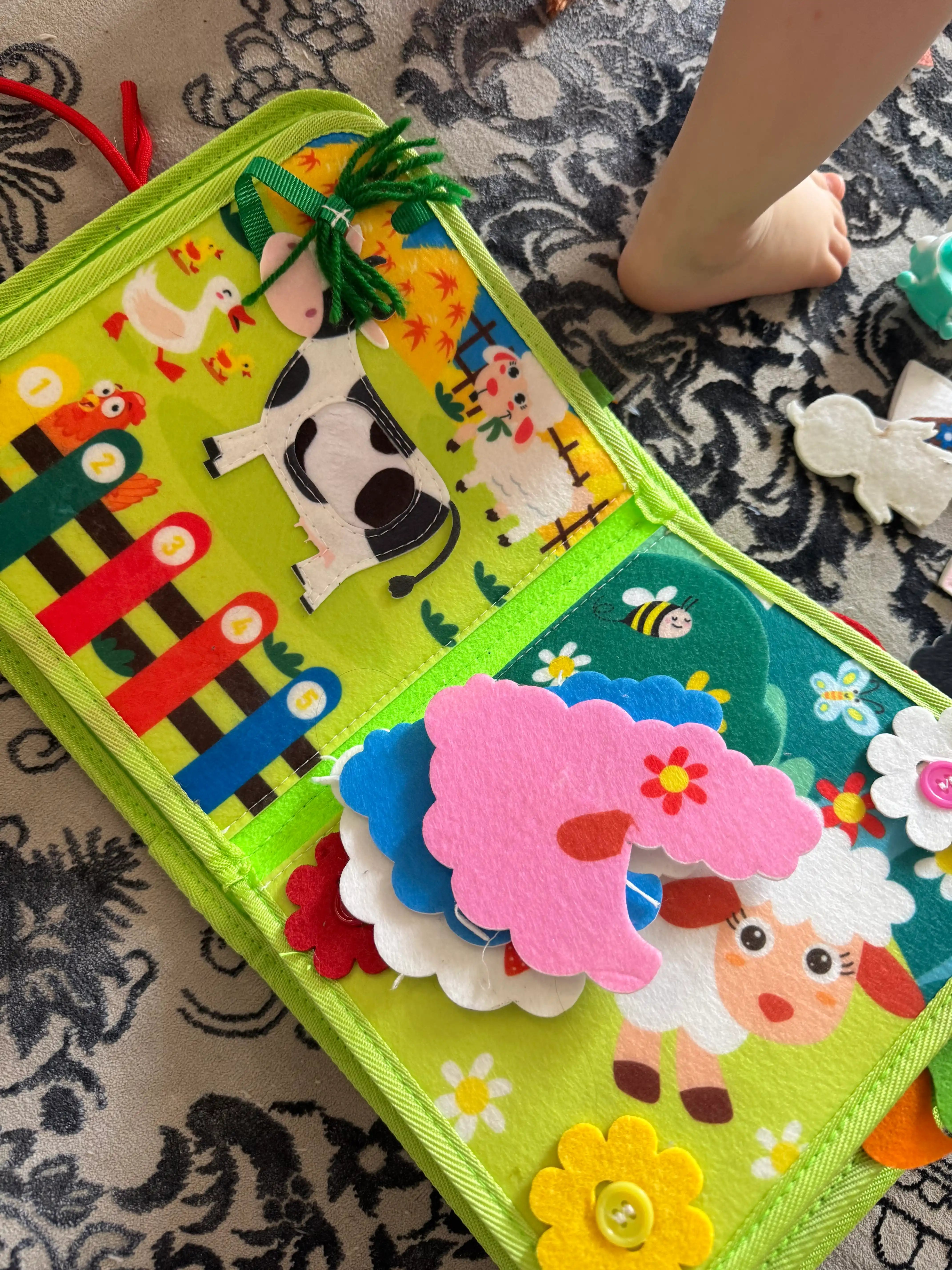 1 yoshdan boshlab bolalarga mo`ljallangan, fetrdan tayyorlangan bizibord kitobi