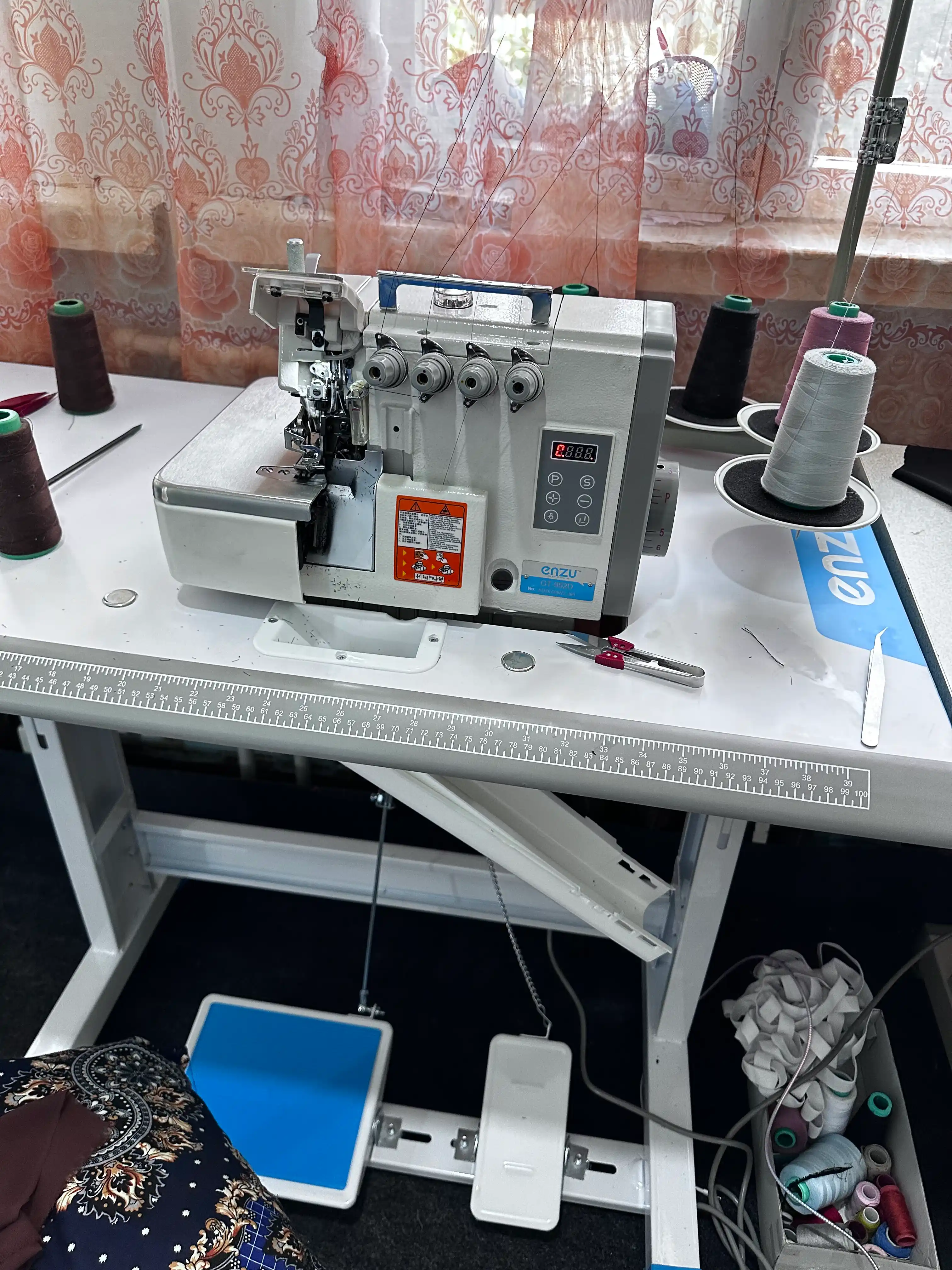 Tikuv mashinasi ENZU D-952, overlock, avtomatik moylash, ko‘p qatlamli matolar uchun