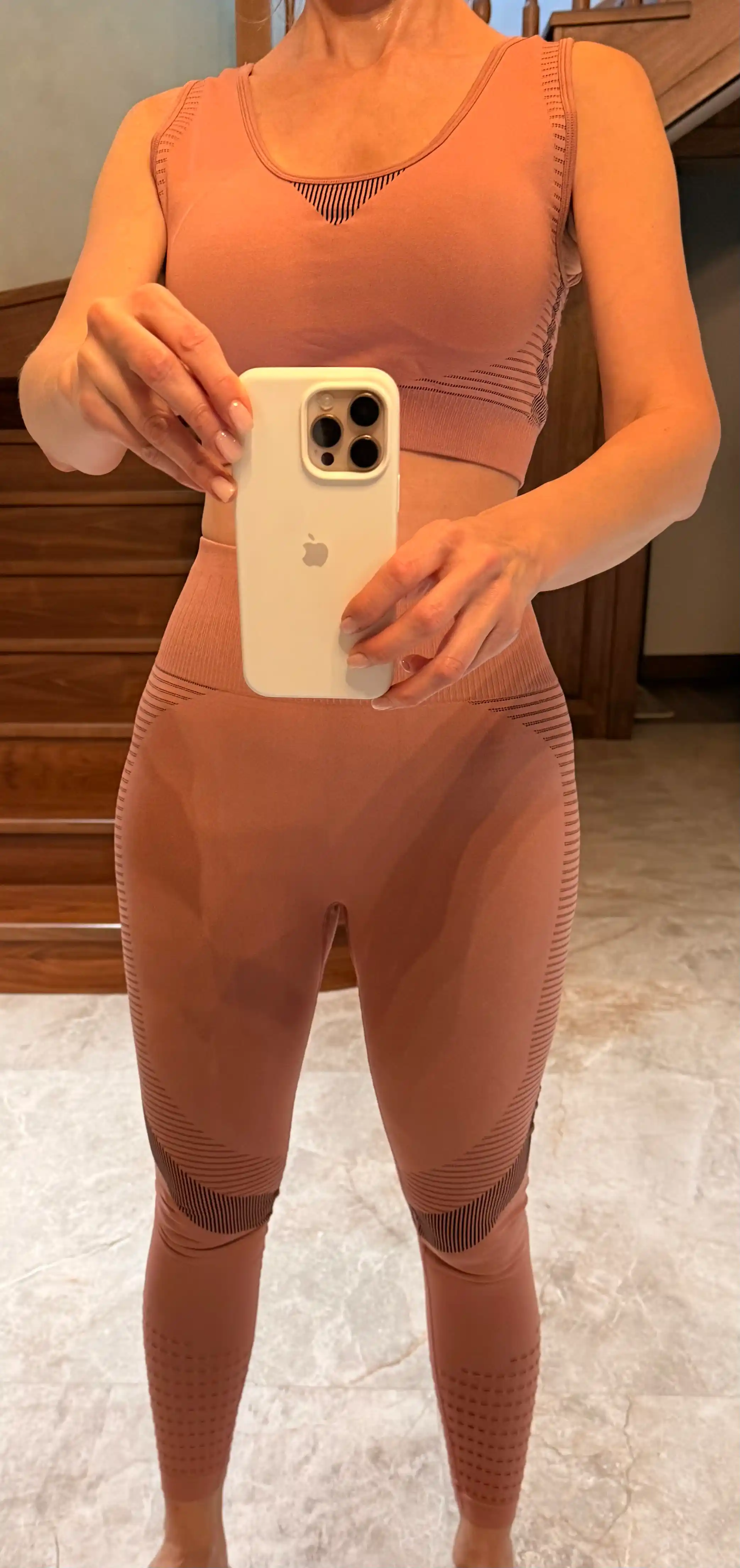 Ayollar uchun fitnes kostyumi, legginslari va top, 2 tasi 1 da