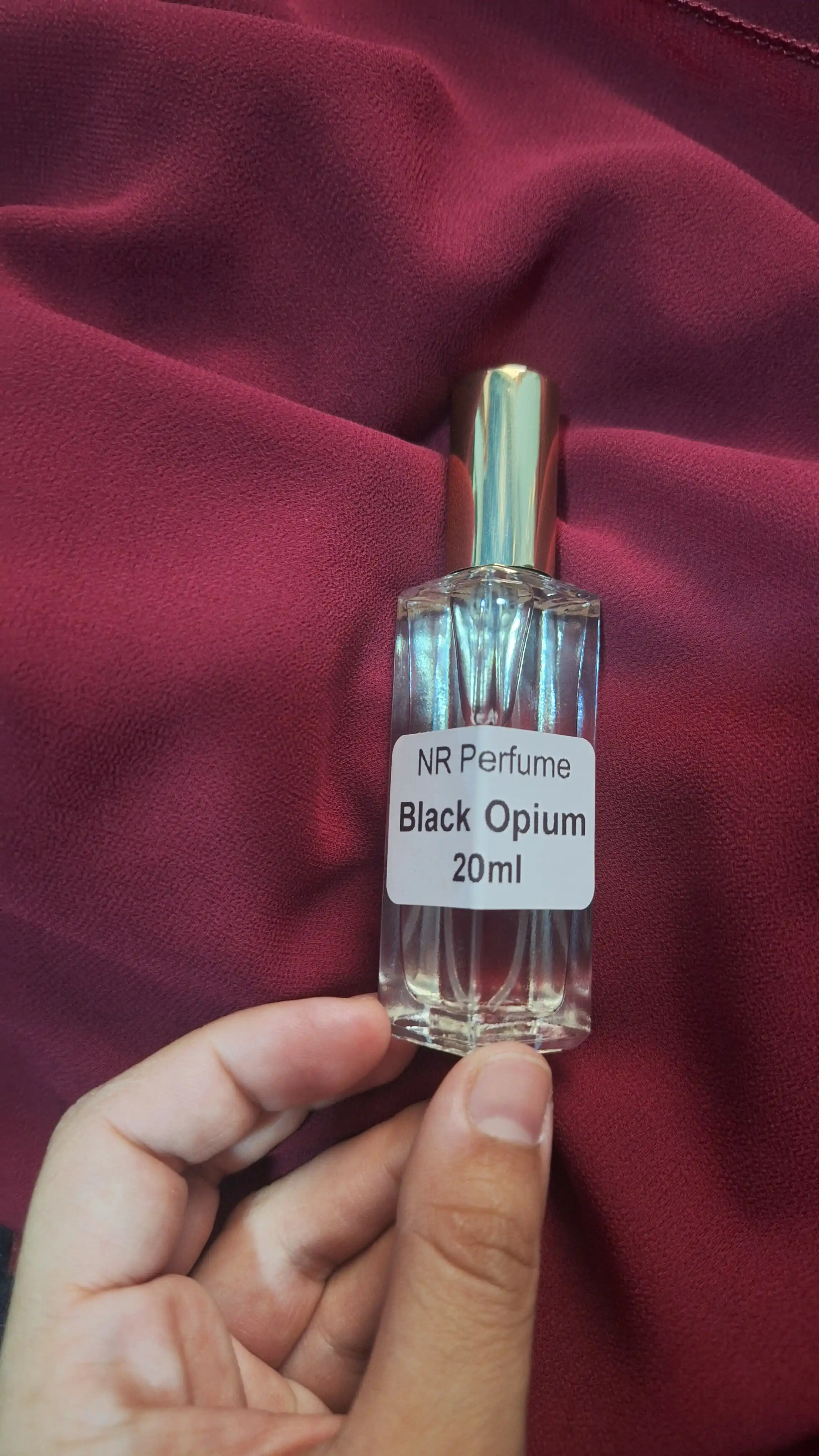 Atir Black Opium Yves Saint Laurent ayollar uchun, Fransiya