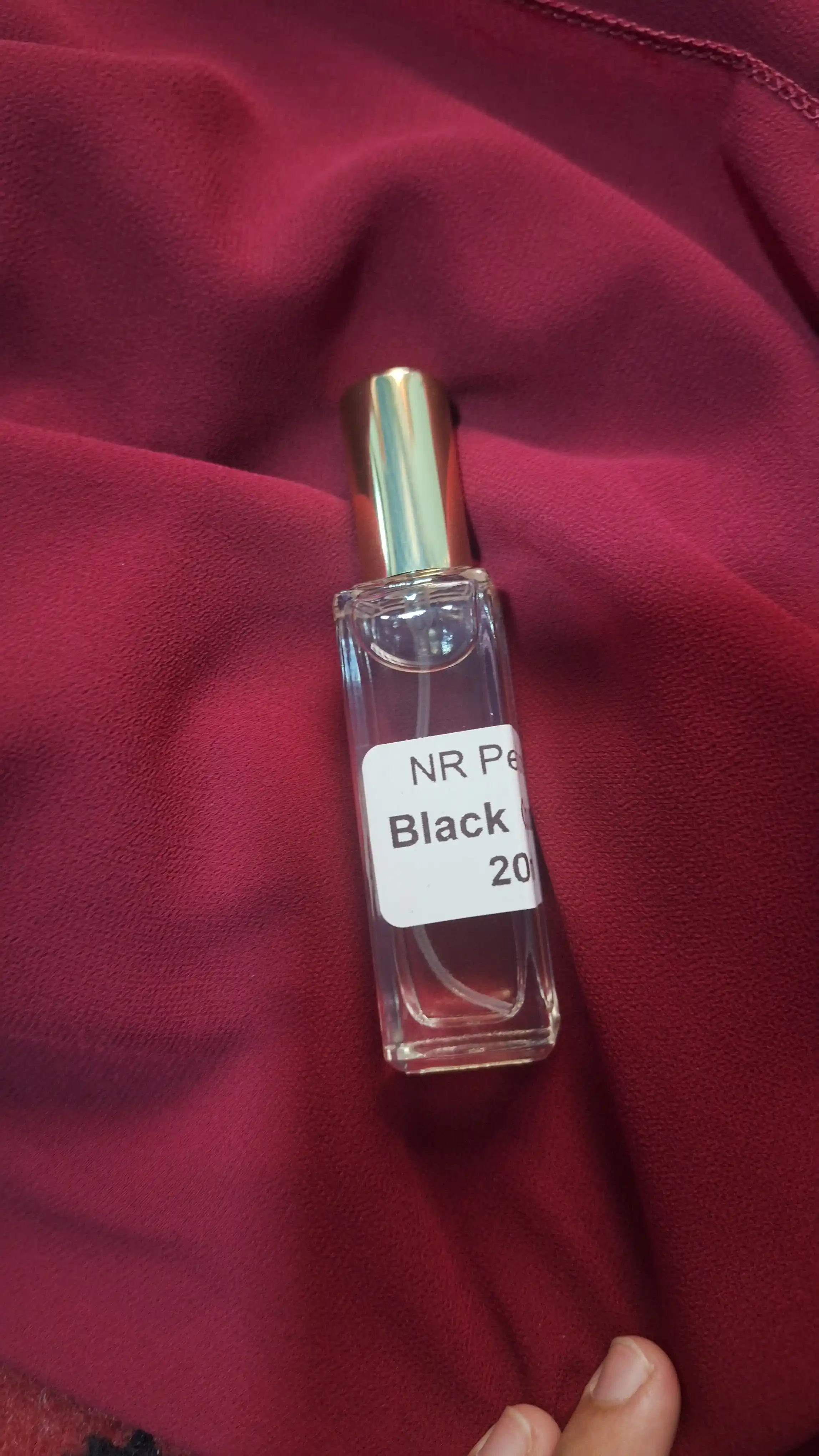 Atir Black Opium Yves Saint Laurent ayollar uchun, Fransiya