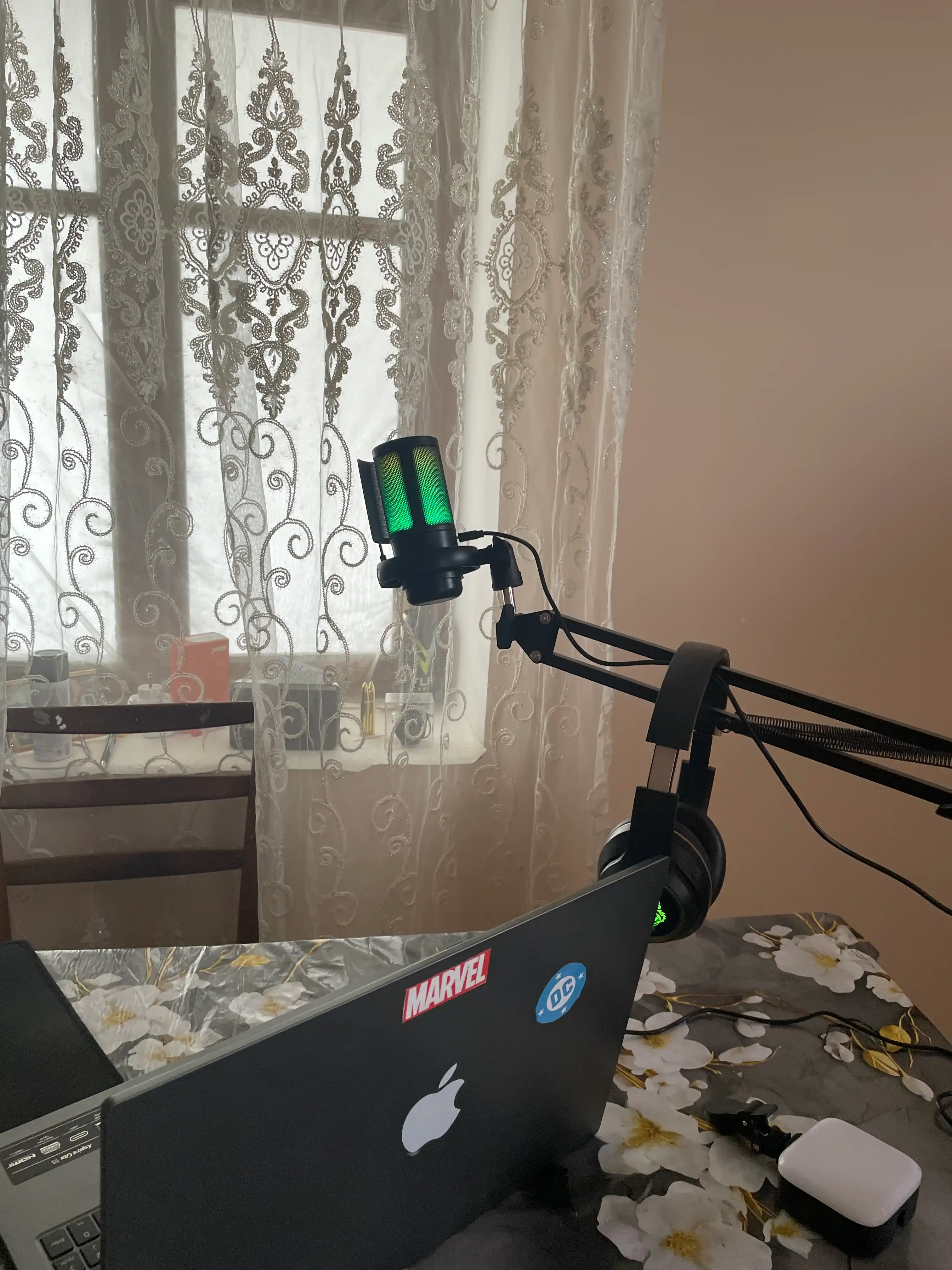 RGB yoritgichli o'yin kondensatori mikrofoni, braket va oqim filtri