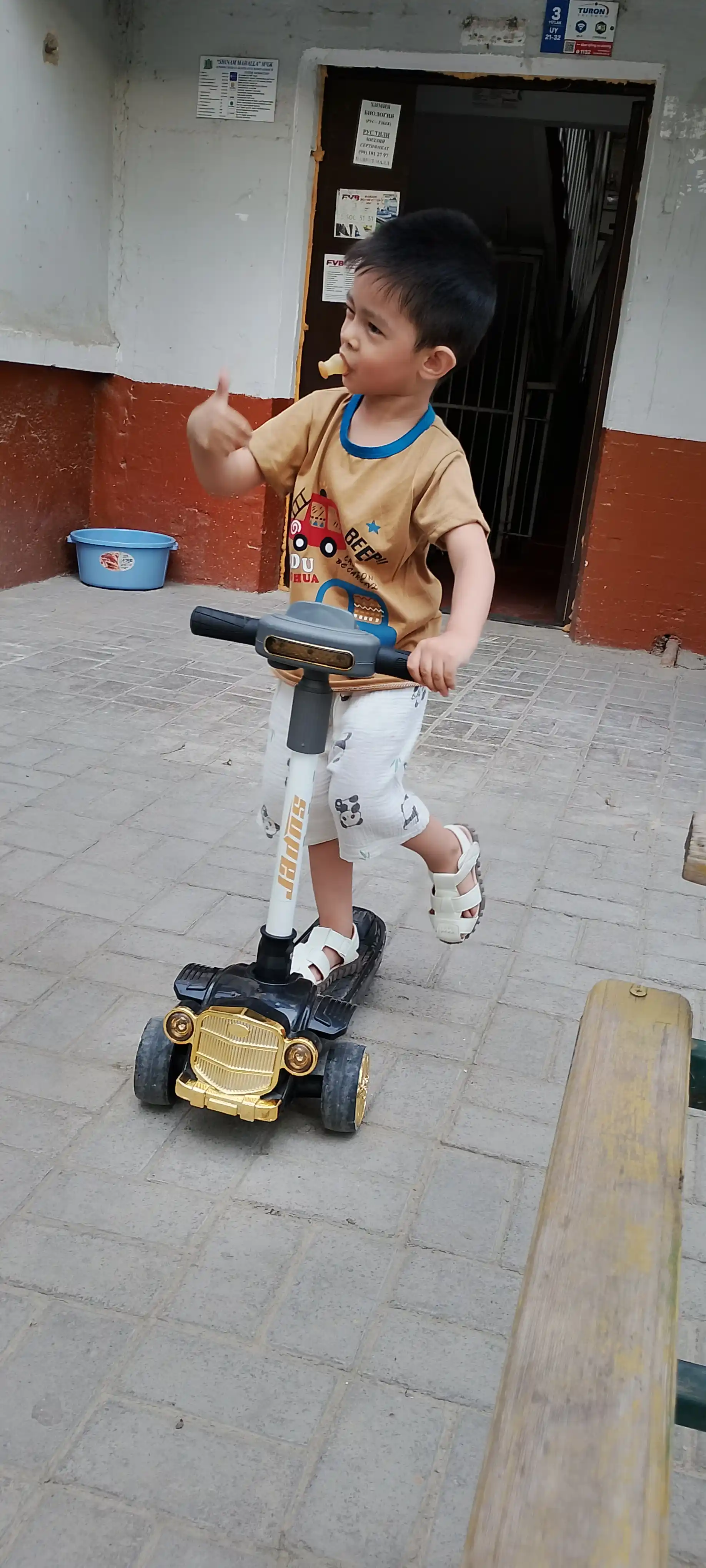 Chiroqli uch g‘ildirakli bolalar samokati