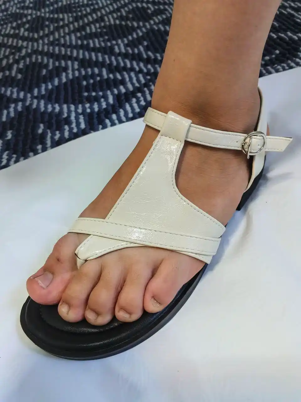 Ayollar uchun yozgi marvaridli sandal, tekis taglikli qulay bosonojka modeli