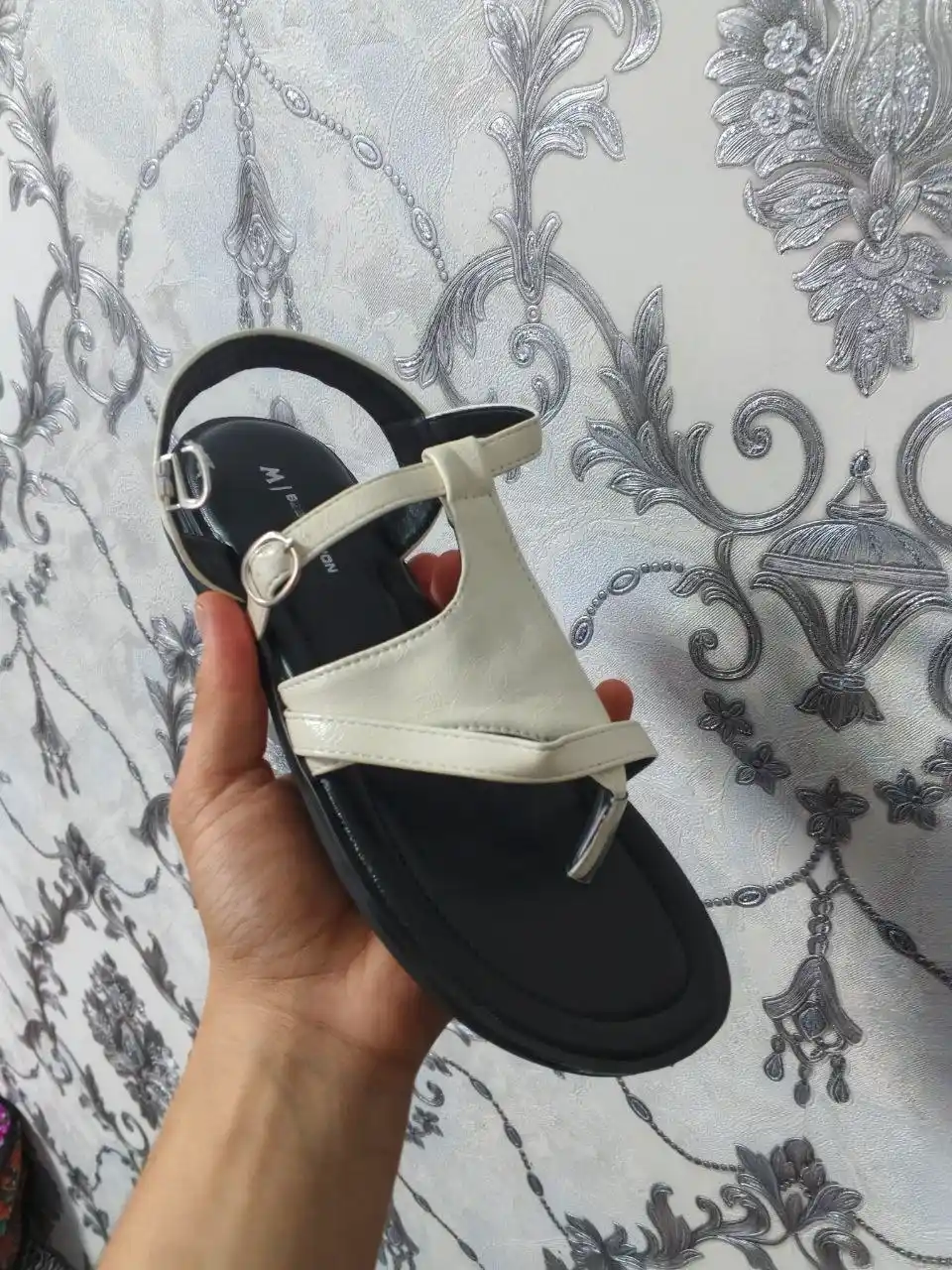 Ayollar uchun yozgi marvaridli sandal, tekis taglikli qulay bosonojka modeli