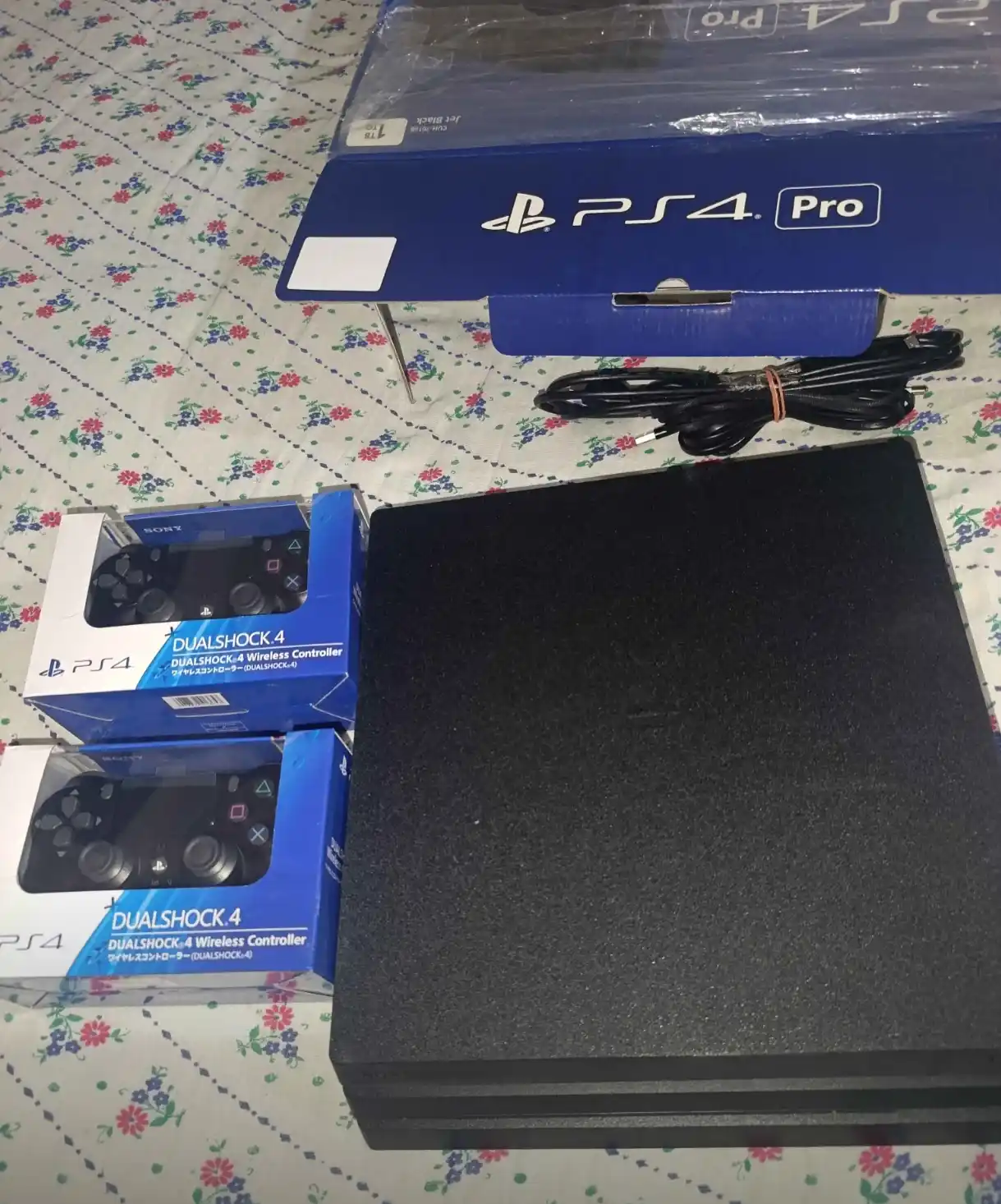 Playstation 4 Pro, 1 Тб, гарантия 1 год, с 2 джойстиками, установлены игры