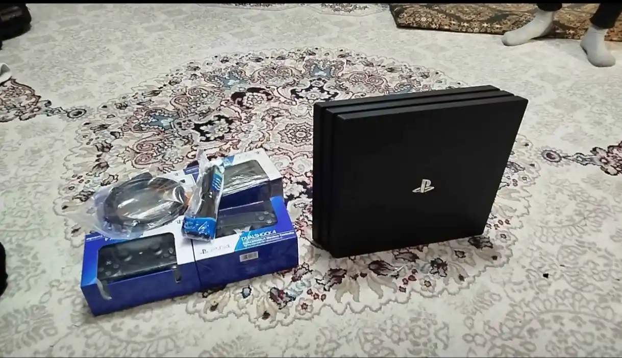 Playstation 4 Pro, 1 Тб, гарантия 1 год, с 2 джойстиками, установлены игры