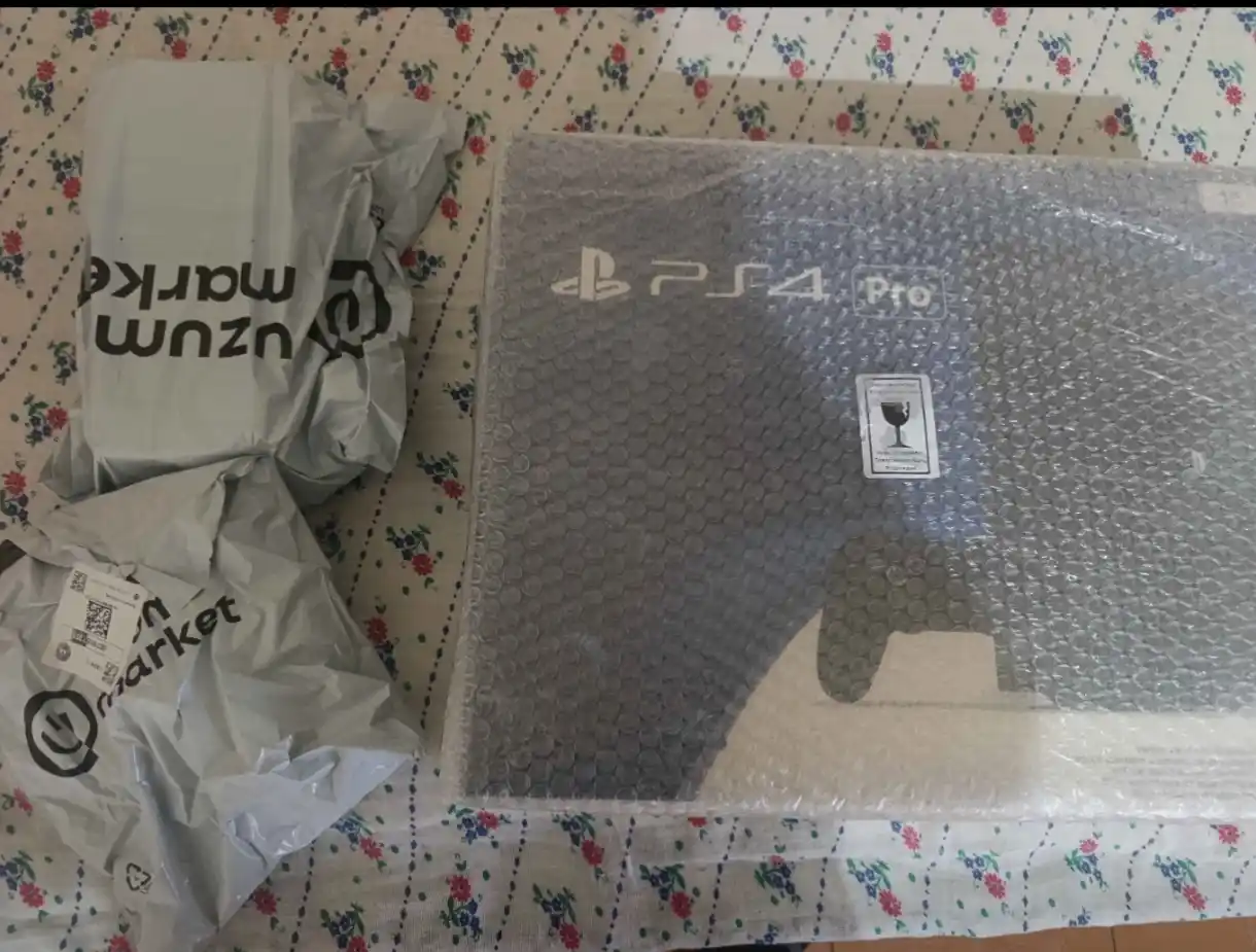 Playstation 4 Pro, 1 Тб, гарантия 1 год, с 2 джойстиками, установлены игры