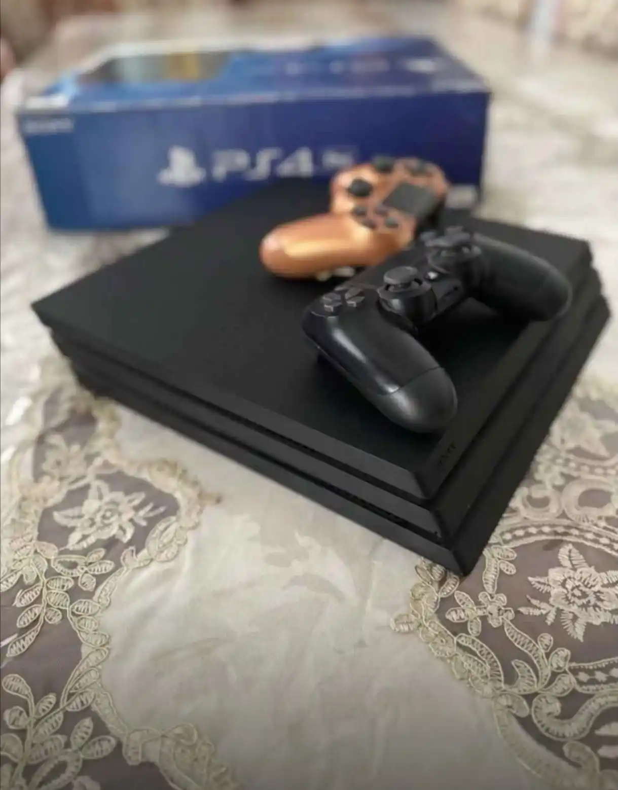 Playstation 4 Pro, 1 Тб, гарантия 1 год, с 2 джойстиками, установлены игры