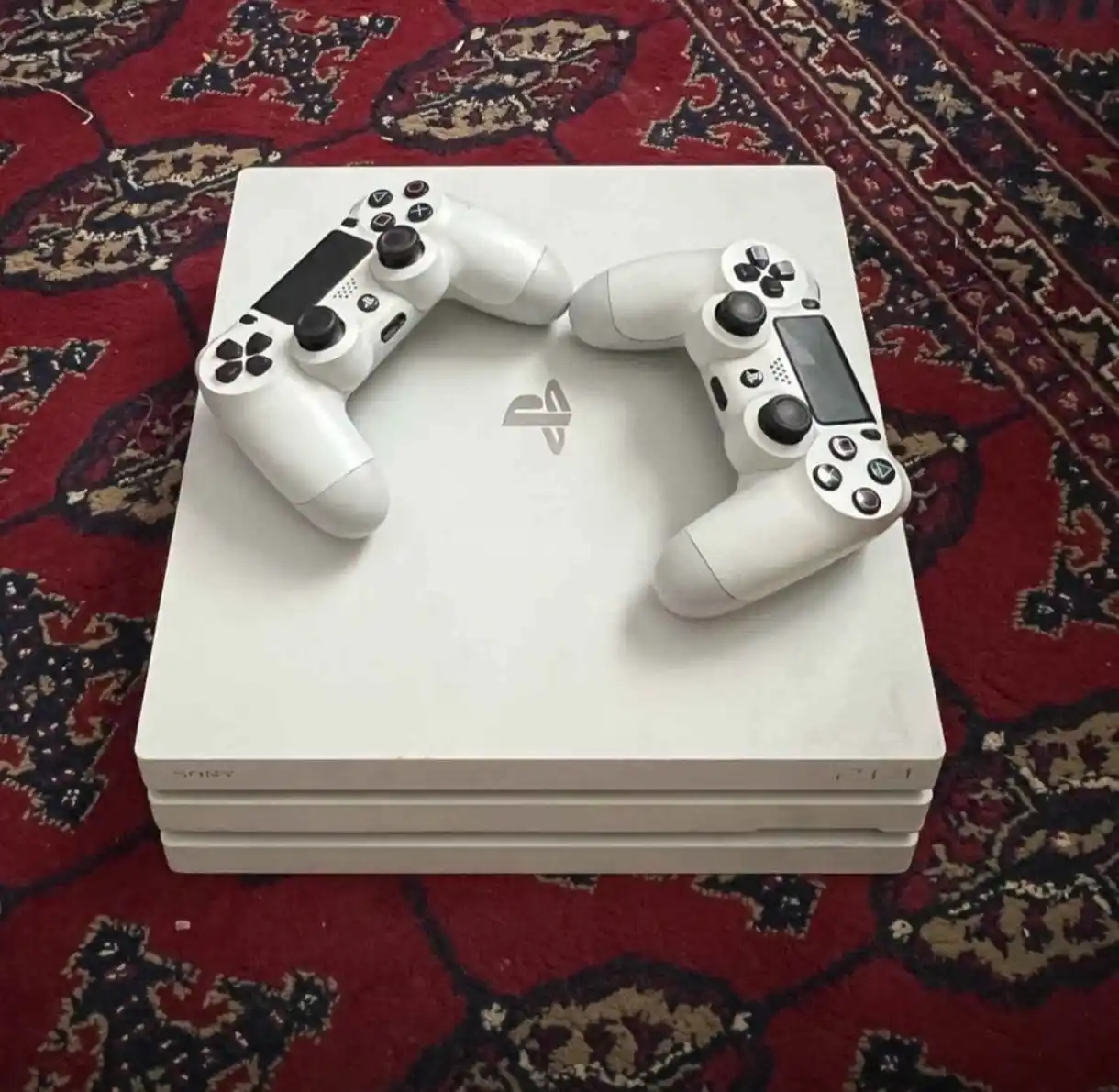 Playstation 4 Pro, 1 Тб, гарантия 1 год, с 2 джойстиками, установлены игры