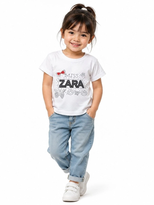 Qizlar uchun "Miss Zara" printli oq yozgi futbolka (toshli va kamonchali)