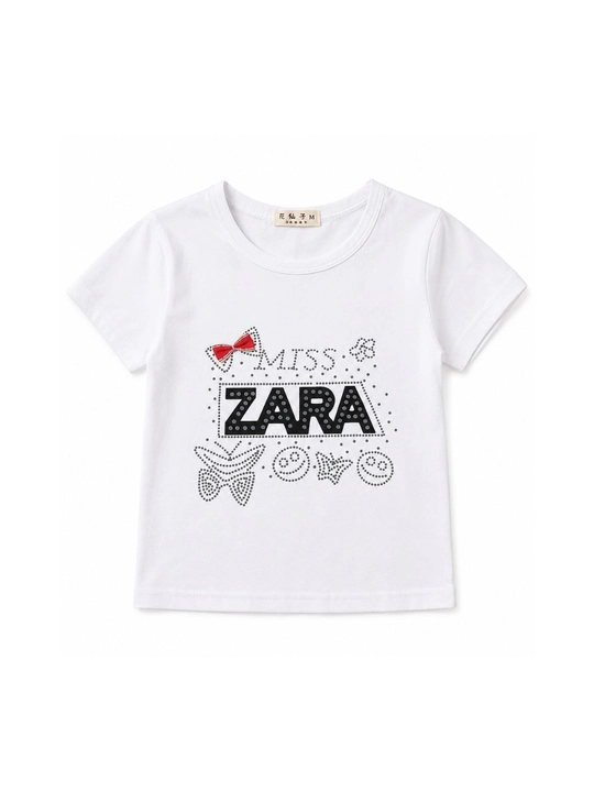 Qizlar uchun "Miss Zara" printli oq yozgi futbolka (toshli va kamonchali) - 