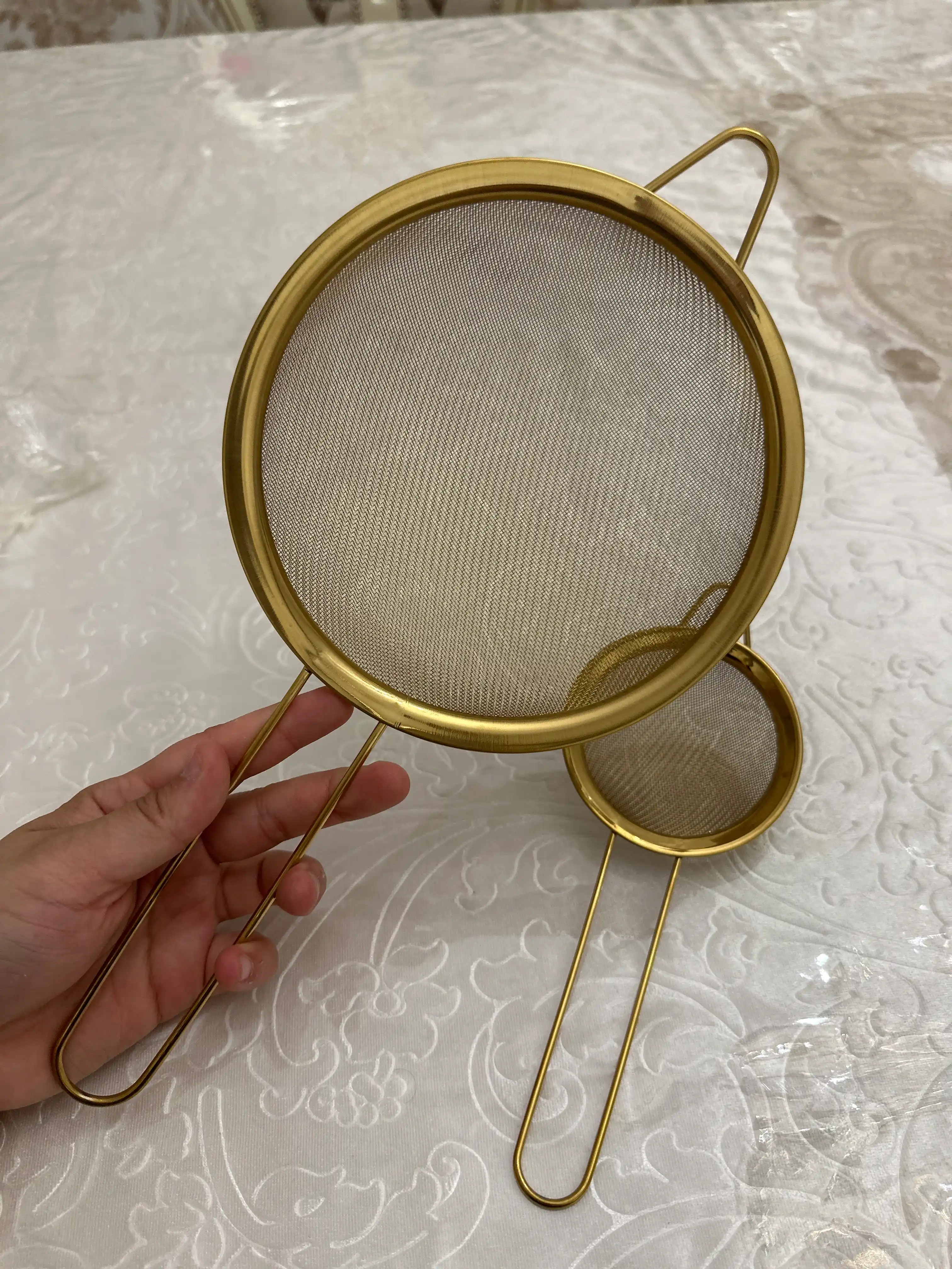 Золотистые ситa, из нержавеющей стали, с прочной ручкой, в четырёх разных размерах