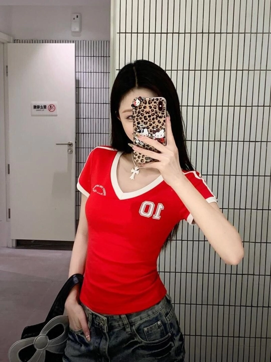 Ayollar uchun qizil V yoqali sport uslubidagi futbolka, top ayollar uchun