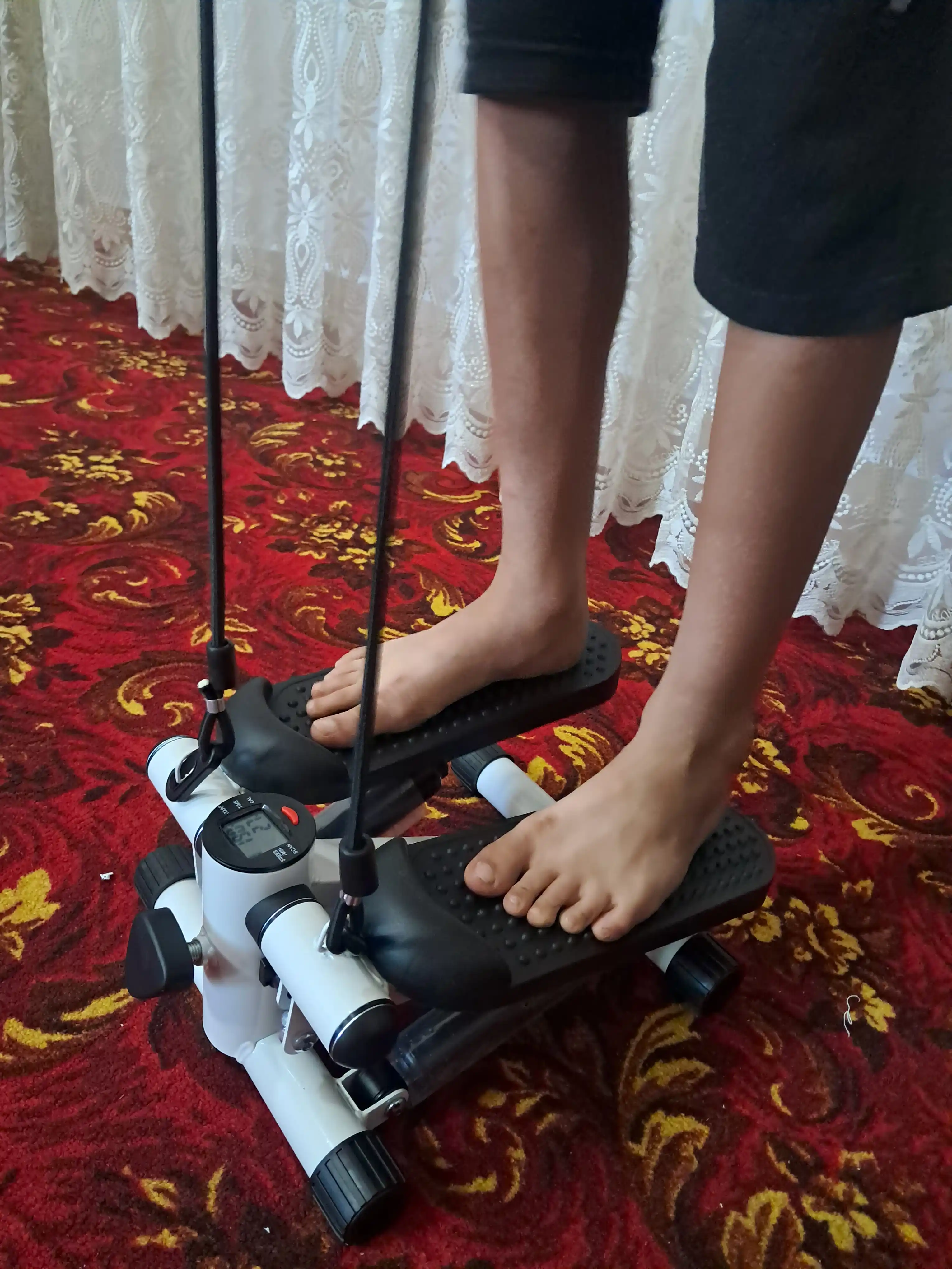 Mini stepper trenajor – uy sharoitida kardio va oyoq mashqlari uchun