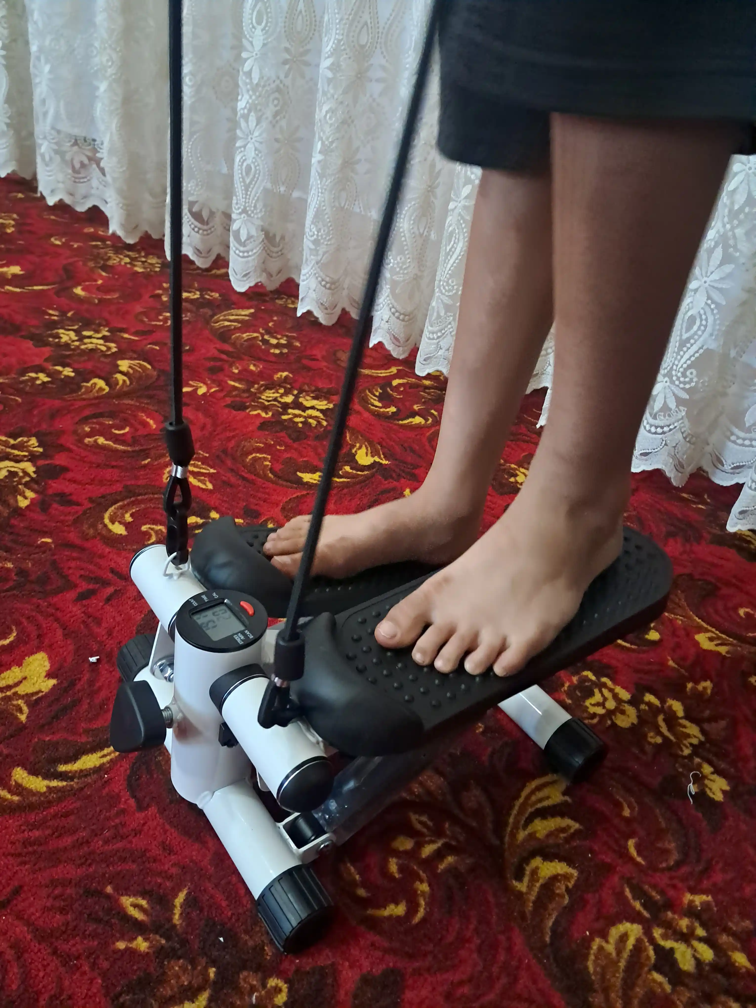 Mini stepper trenajor – uy sharoitida kardio va oyoq mashqlari uchun