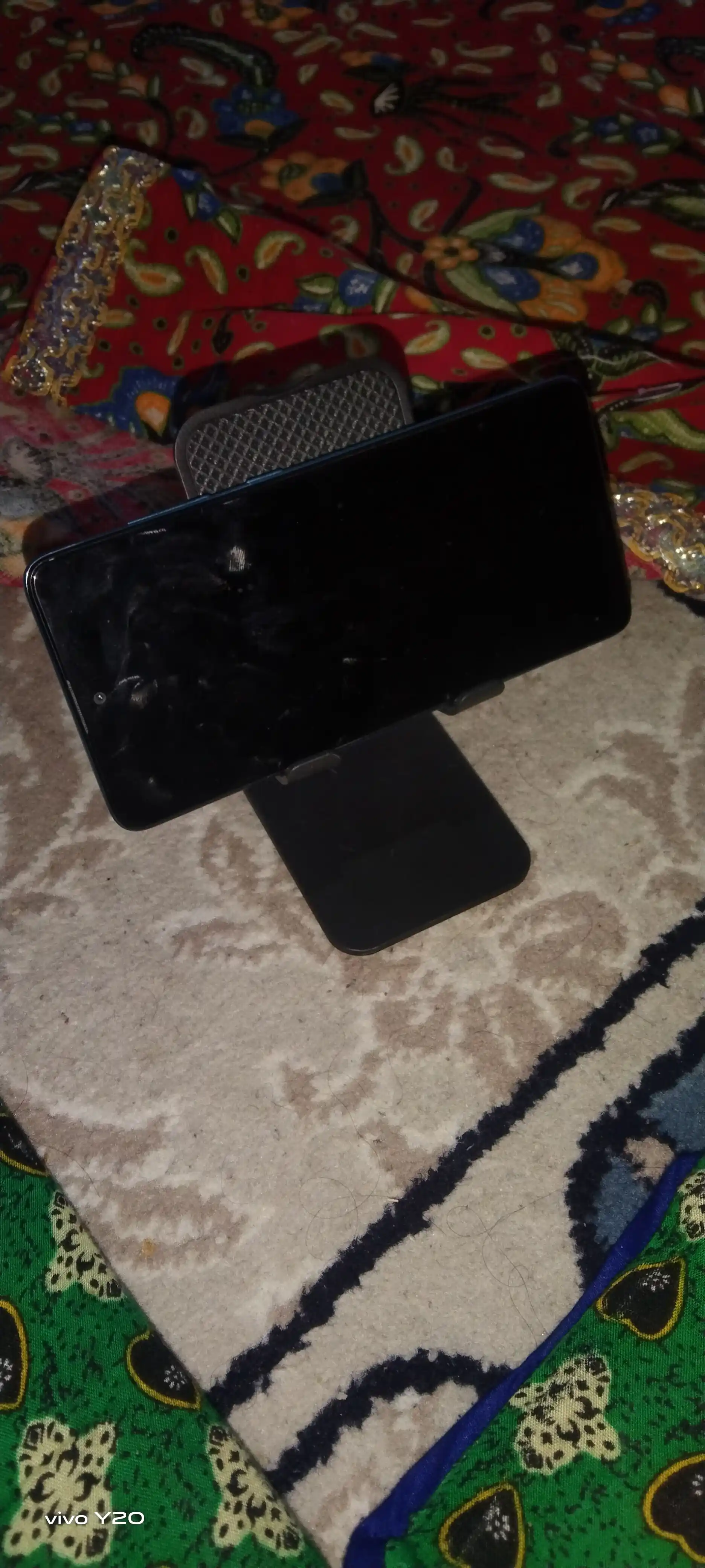 Telefon va planshet uchun sozlanadigan, buklanadigan taglik-ushlagich
