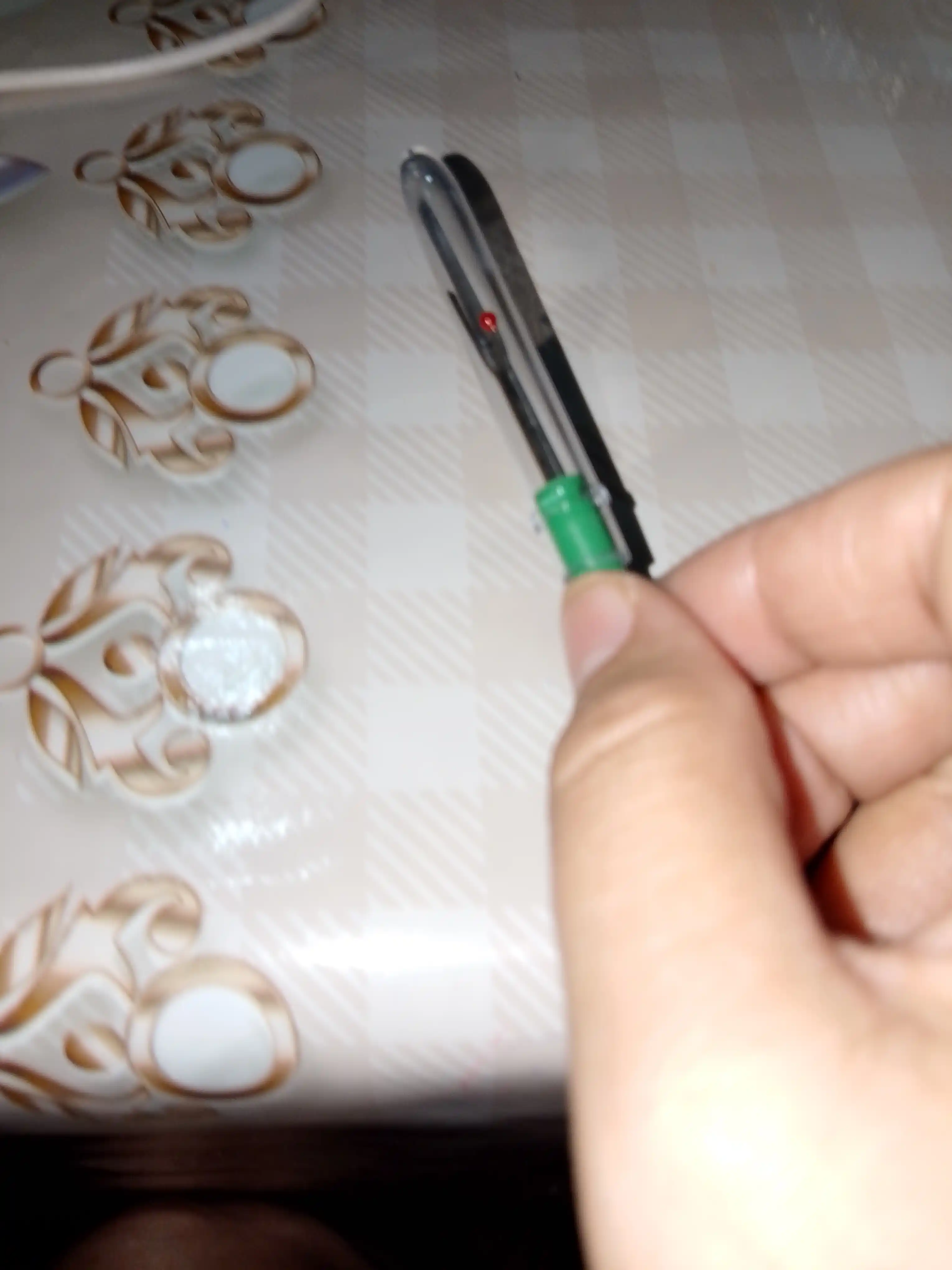 Ip va mato ajratuvchi pichoq
