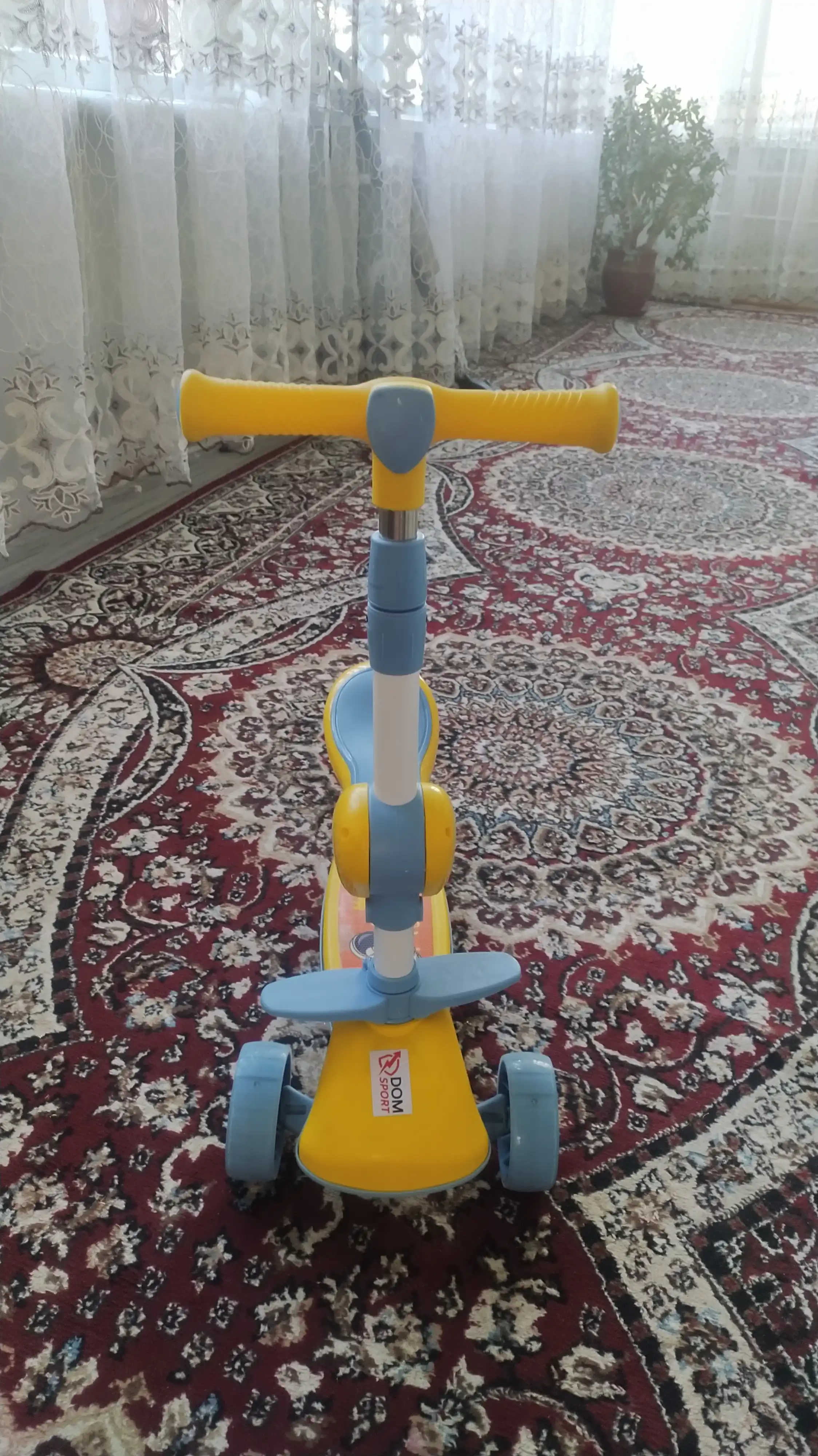 FIDGO bolalar samokati, uch g‘ildirakli, yoritish va sozlanadigan rul bilan