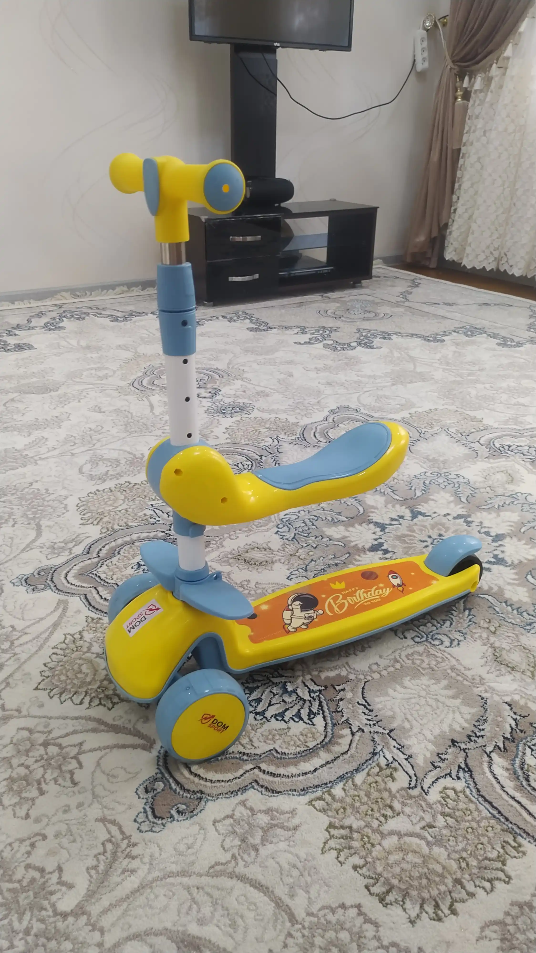 FIDGO bolalar samokati, uch g‘ildirakli, yoritish va sozlanadigan rul bilan