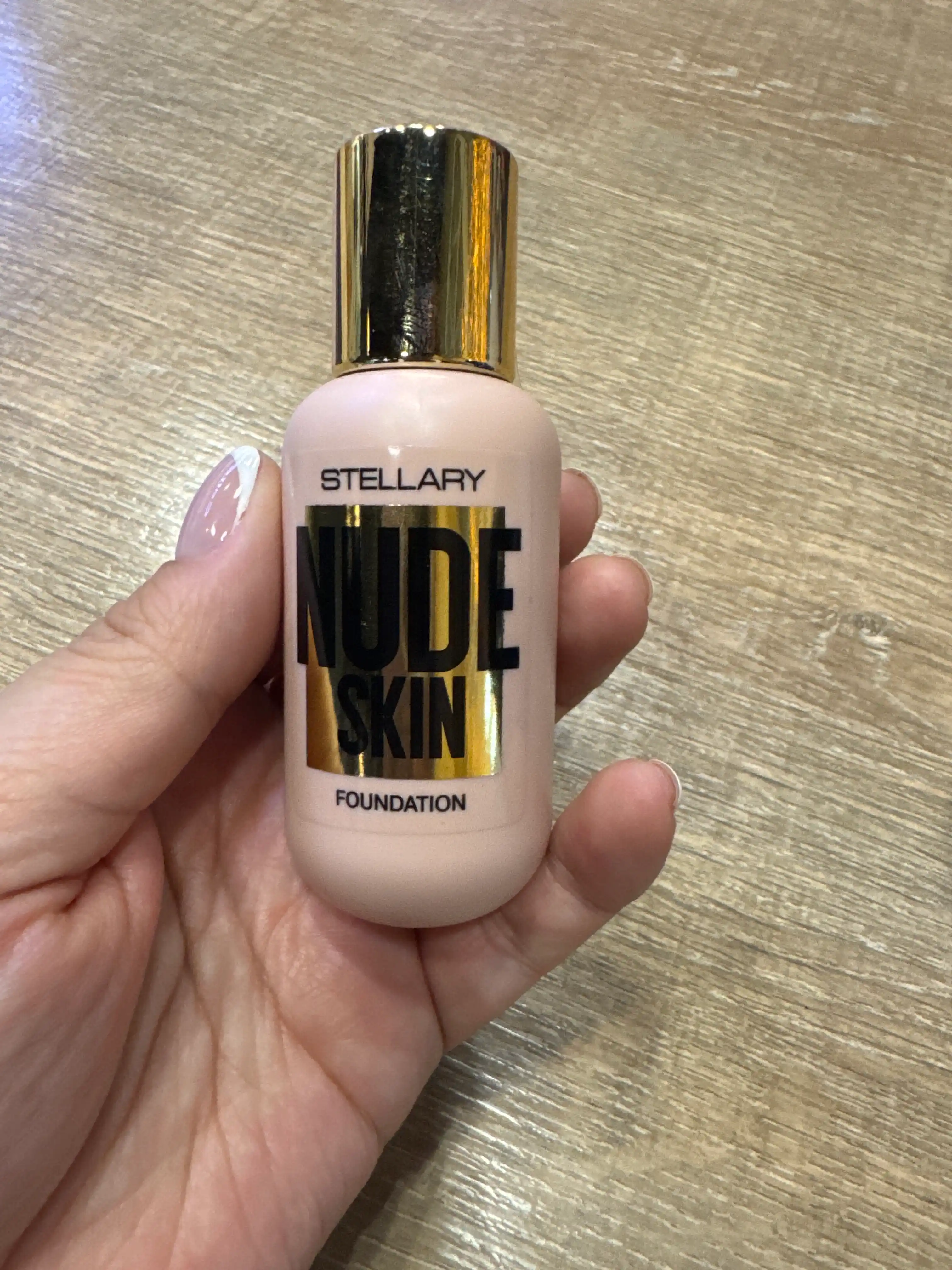 Tonal krem Stellary, mukammal teri effekti bilan, ton 03, 35 g