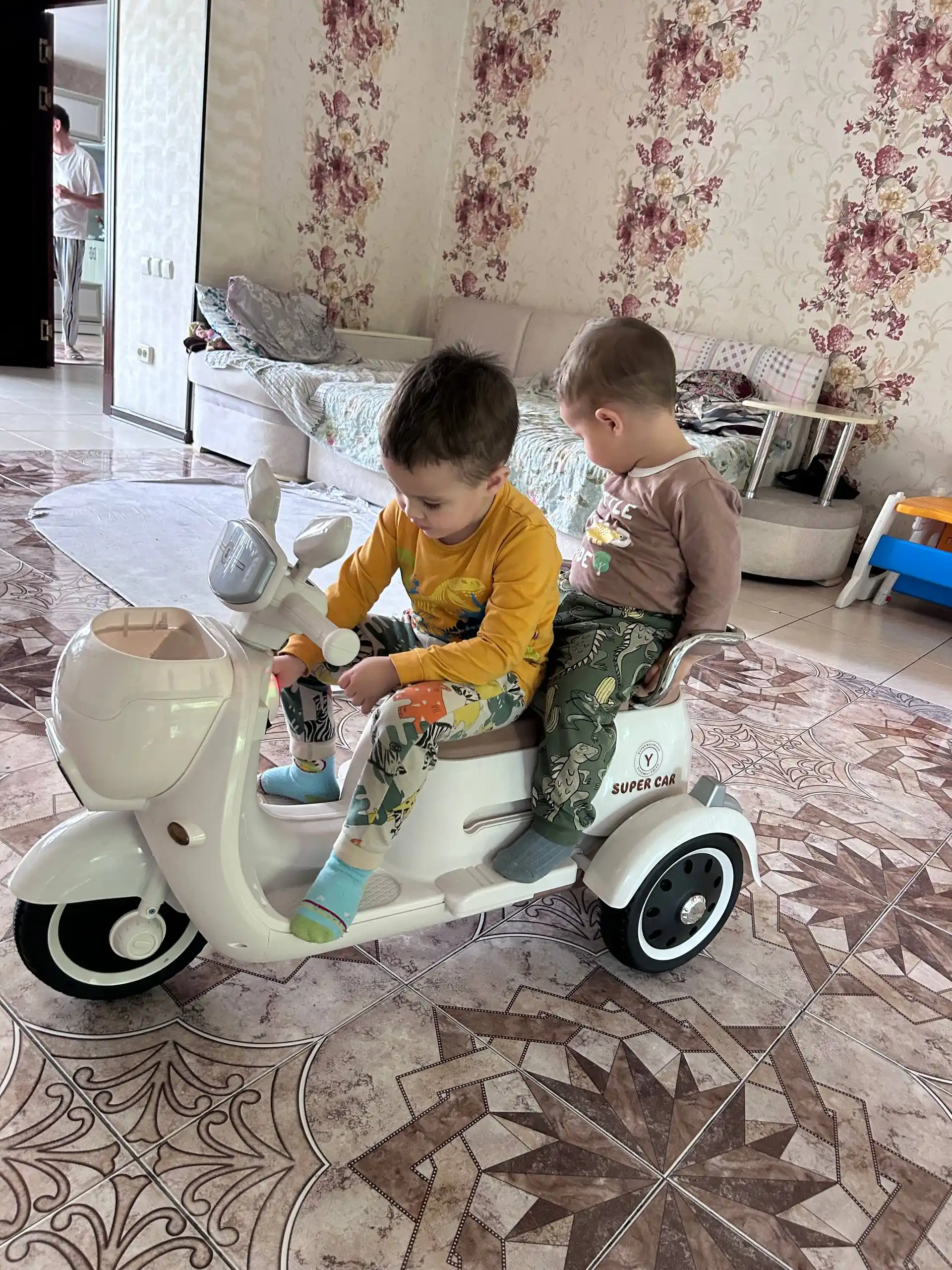 Bolalar elektr uch g‘ildirakli mototsikl 6V4.5Ah, musiqa, USB, chiroq, 380 motor
