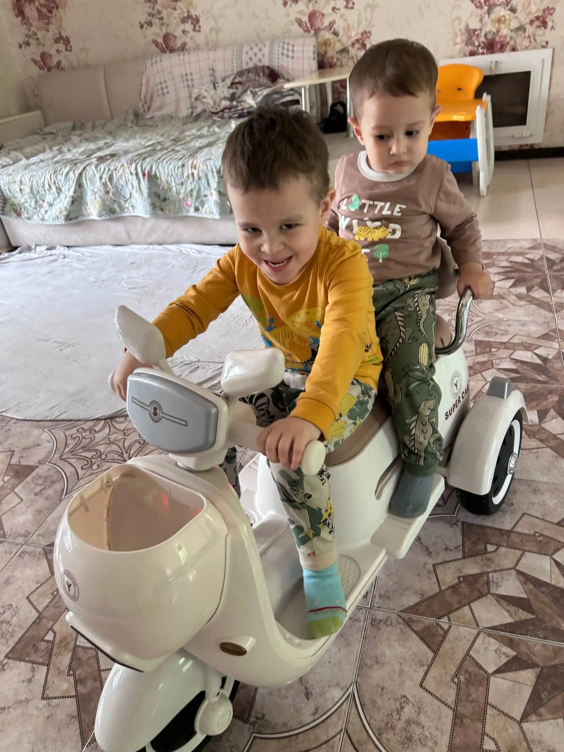 Bolalar elektr uch g‘ildirakli mototsikl 6V4.5Ah, musiqa, USB, chiroq, 380 motor