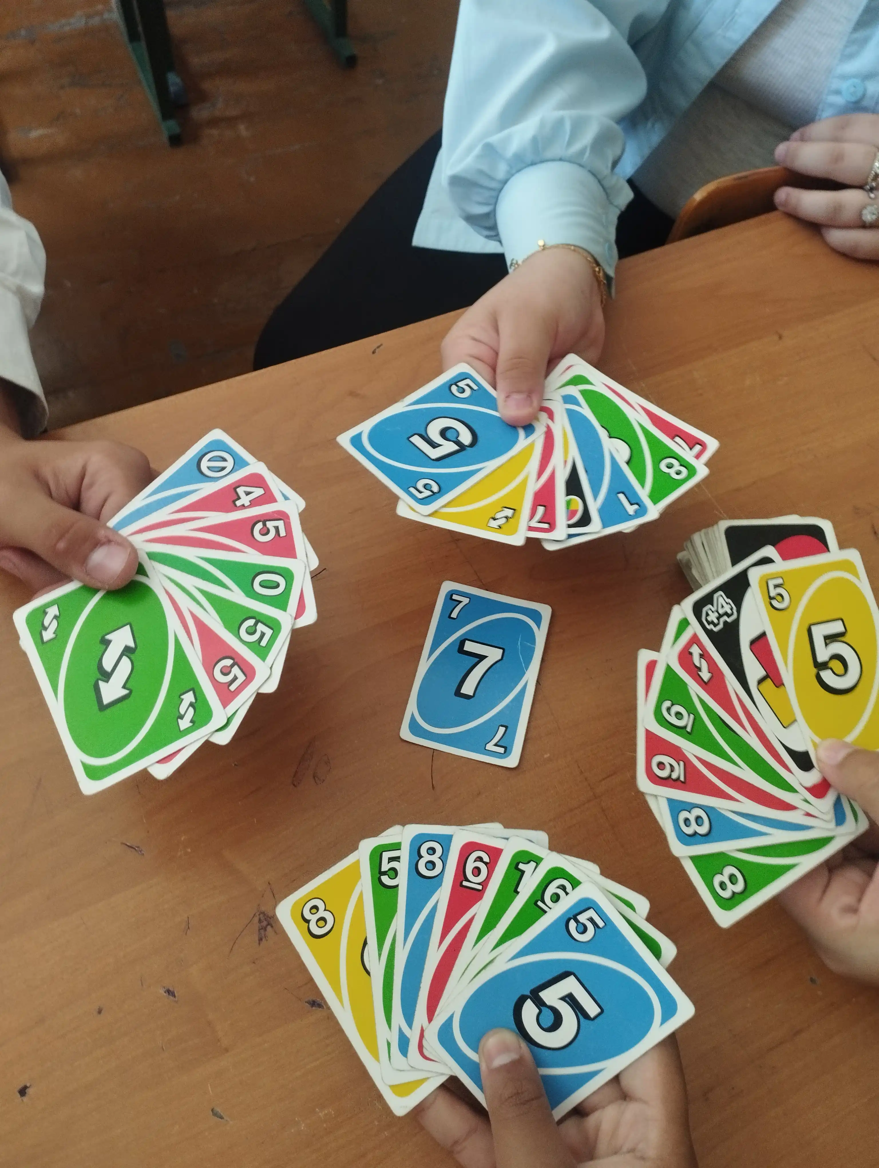 UNO karta o‘yini — oila uchun, 2–10 o‘yinchi, 7 yoshdan